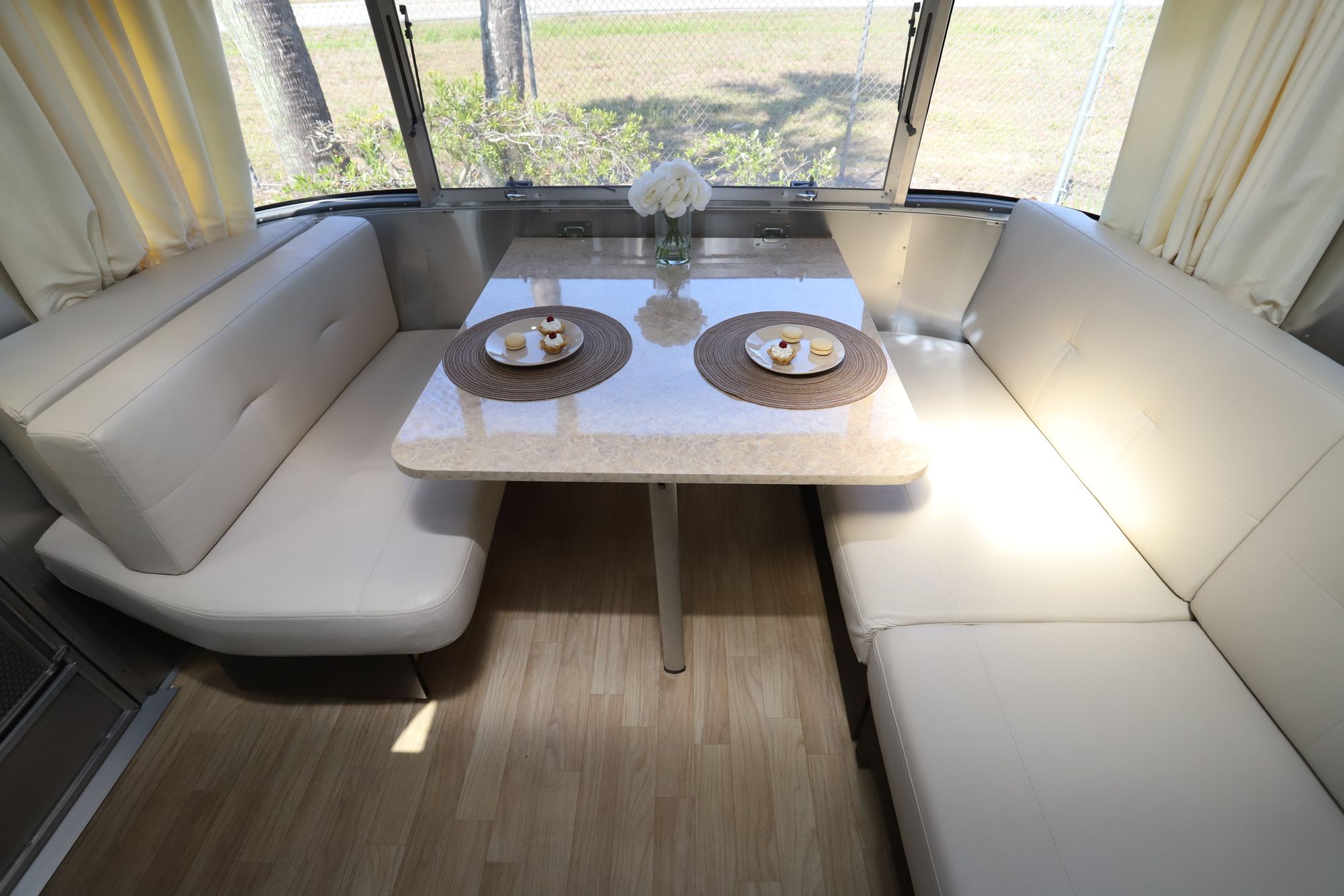 Used 2015 Airstream Intl Signature 27FB Travel Trailer  For Sale