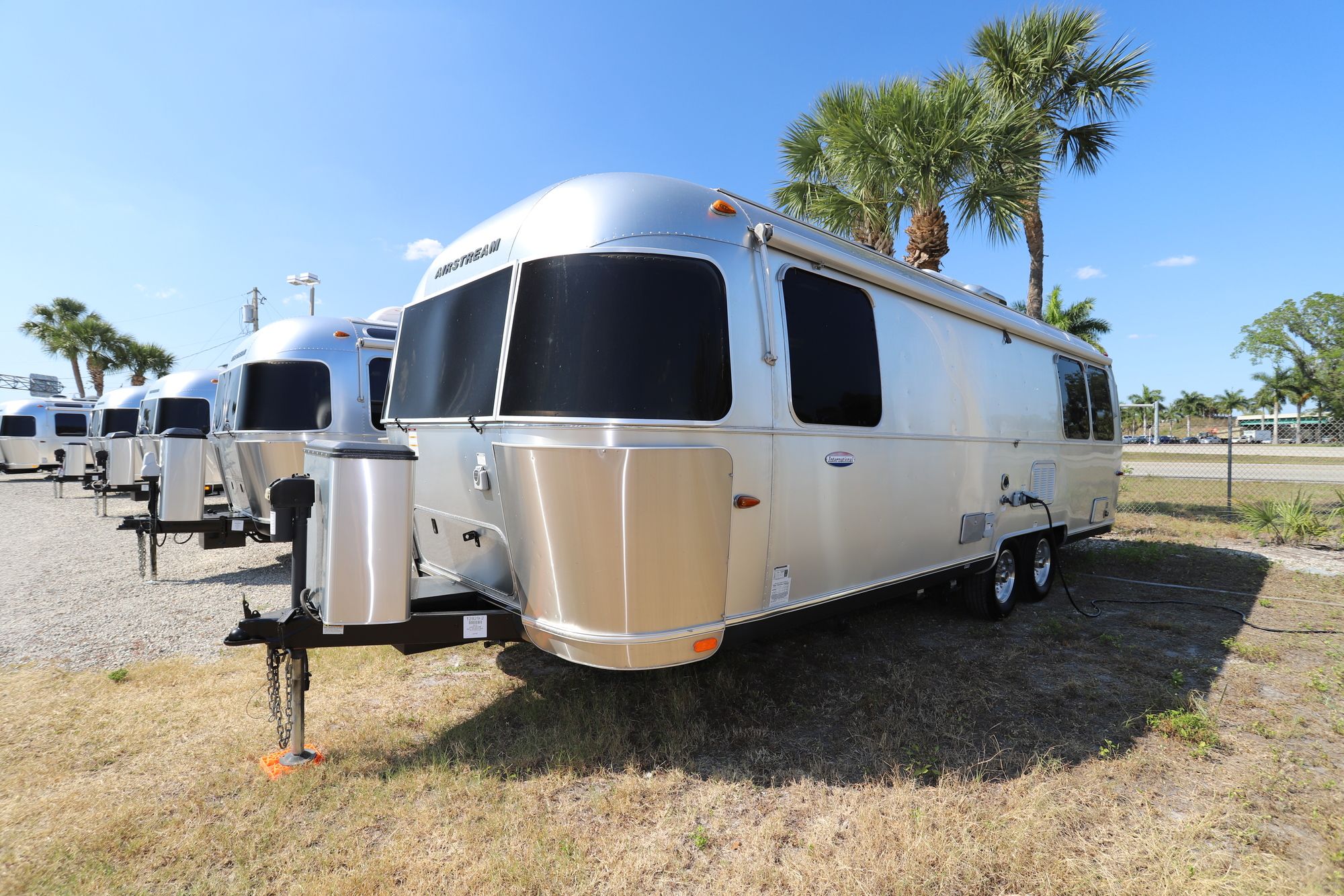 Used 2015 Airstream Intl Signature 27FB Travel Trailer  For Sale