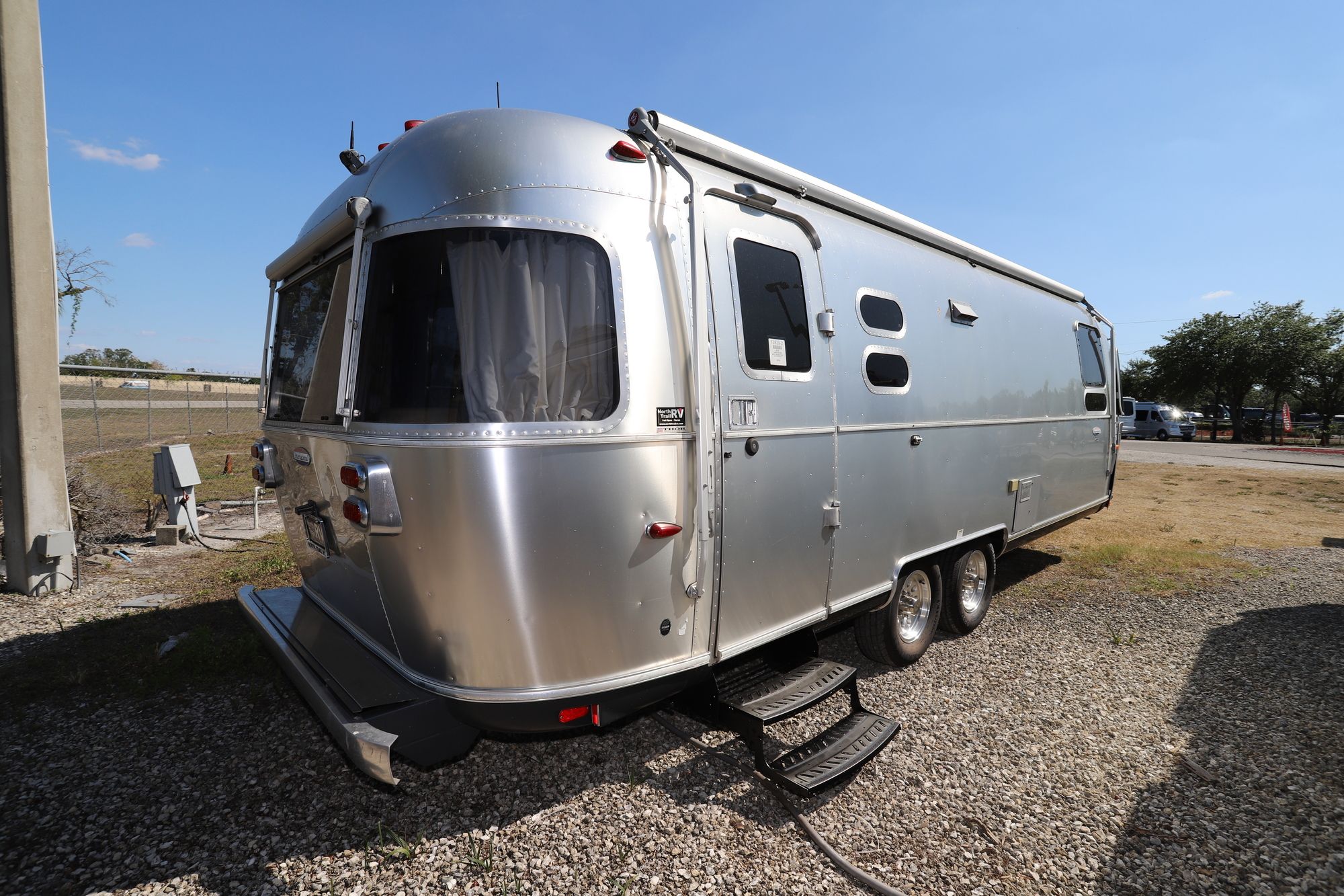 Used 2015 Airstream Intl Signature 27FB Travel Trailer  For Sale