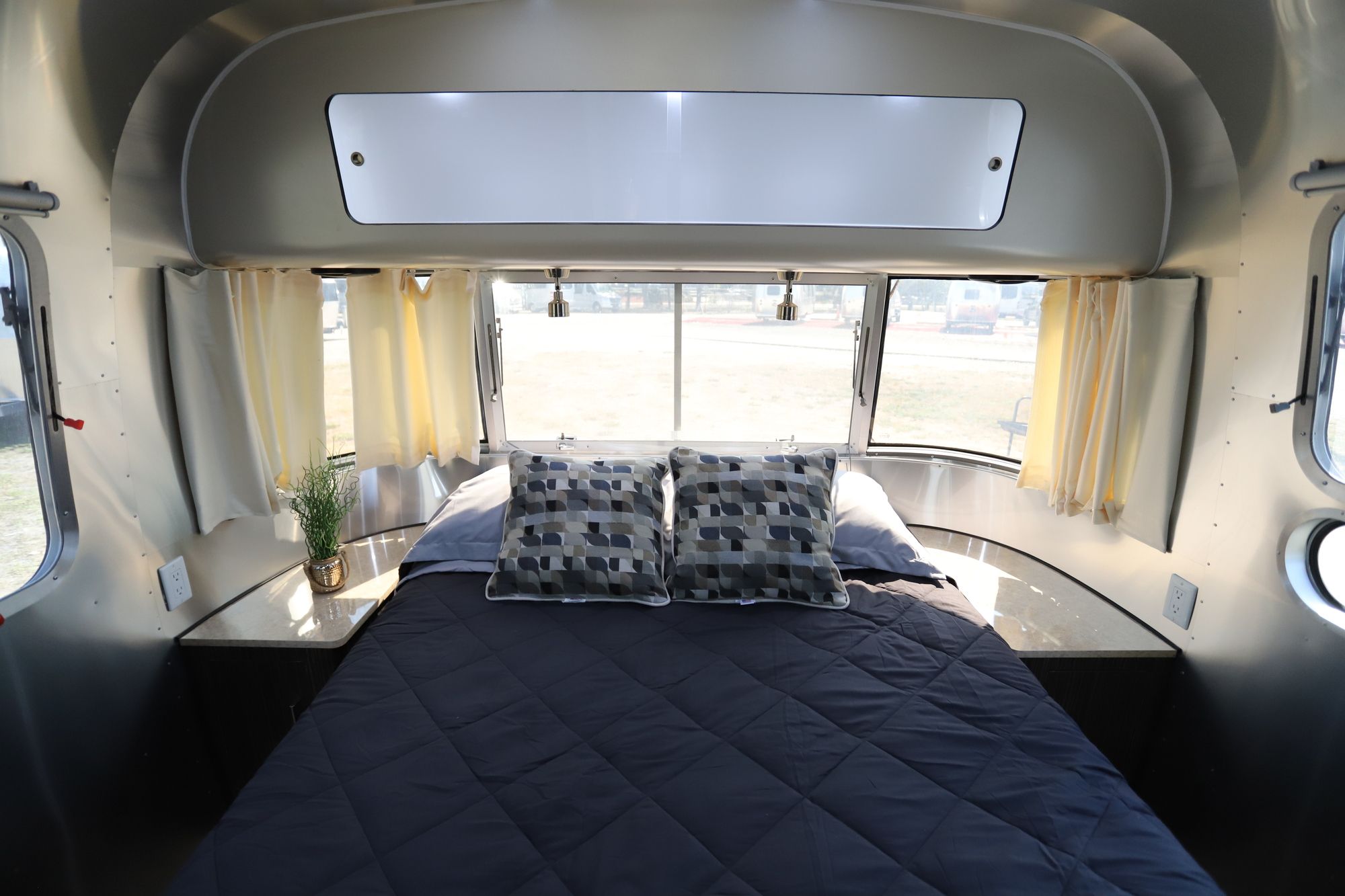 Used 2015 Airstream Intl Signature 27FB Travel Trailer  For Sale