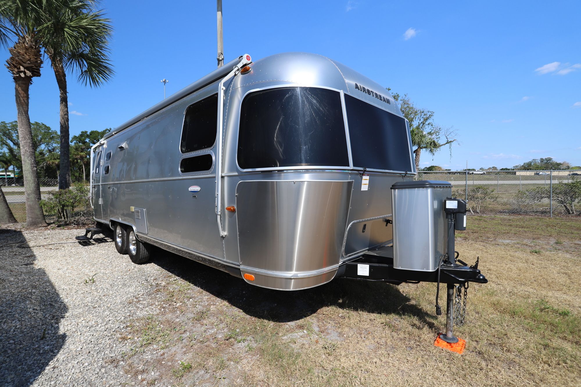 Used 2015 Airstream Intl Signature 27FB Travel Trailer  For Sale