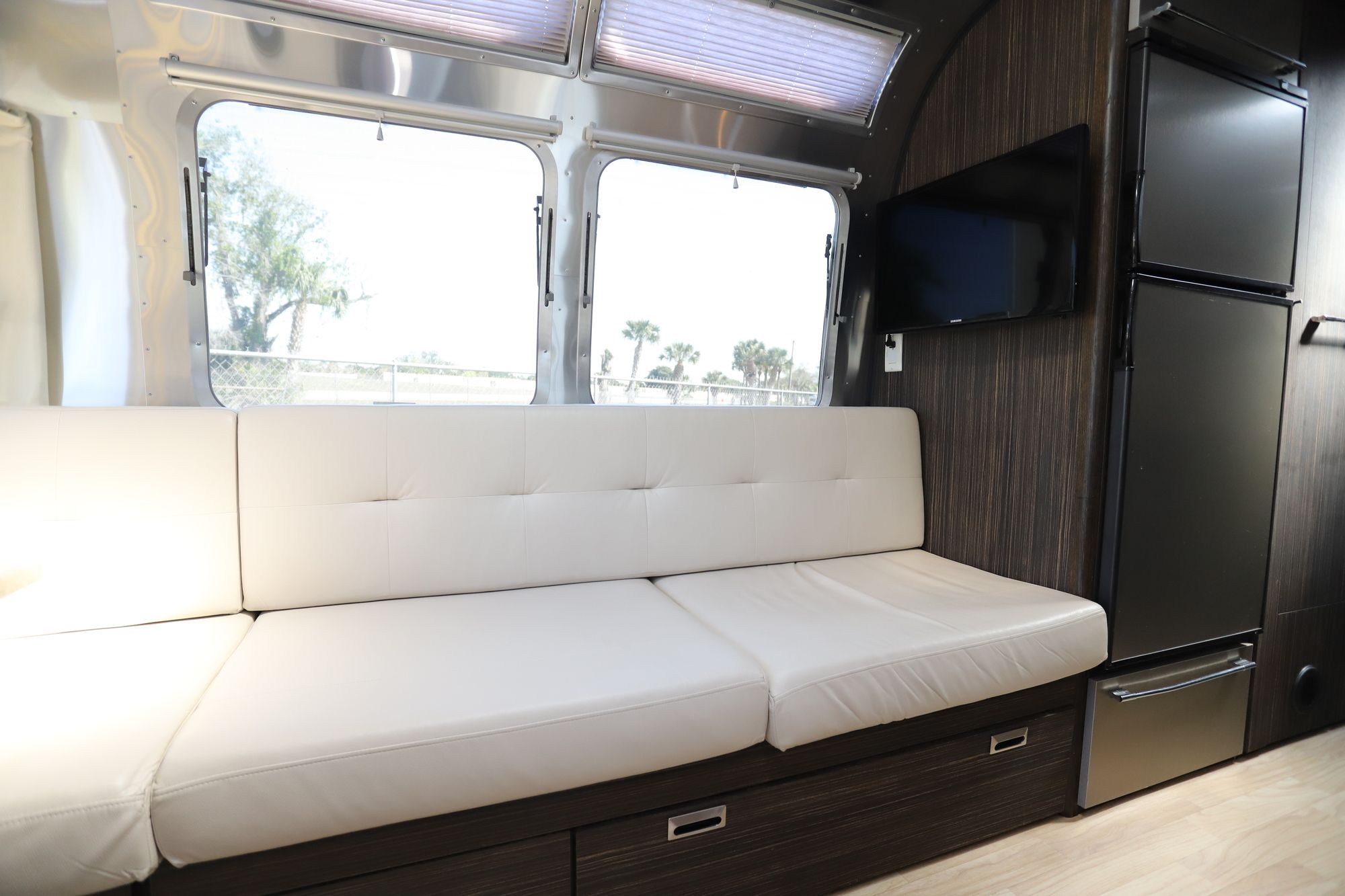 Used 2015 Airstream Intl Signature 27FB Travel Trailer  For Sale