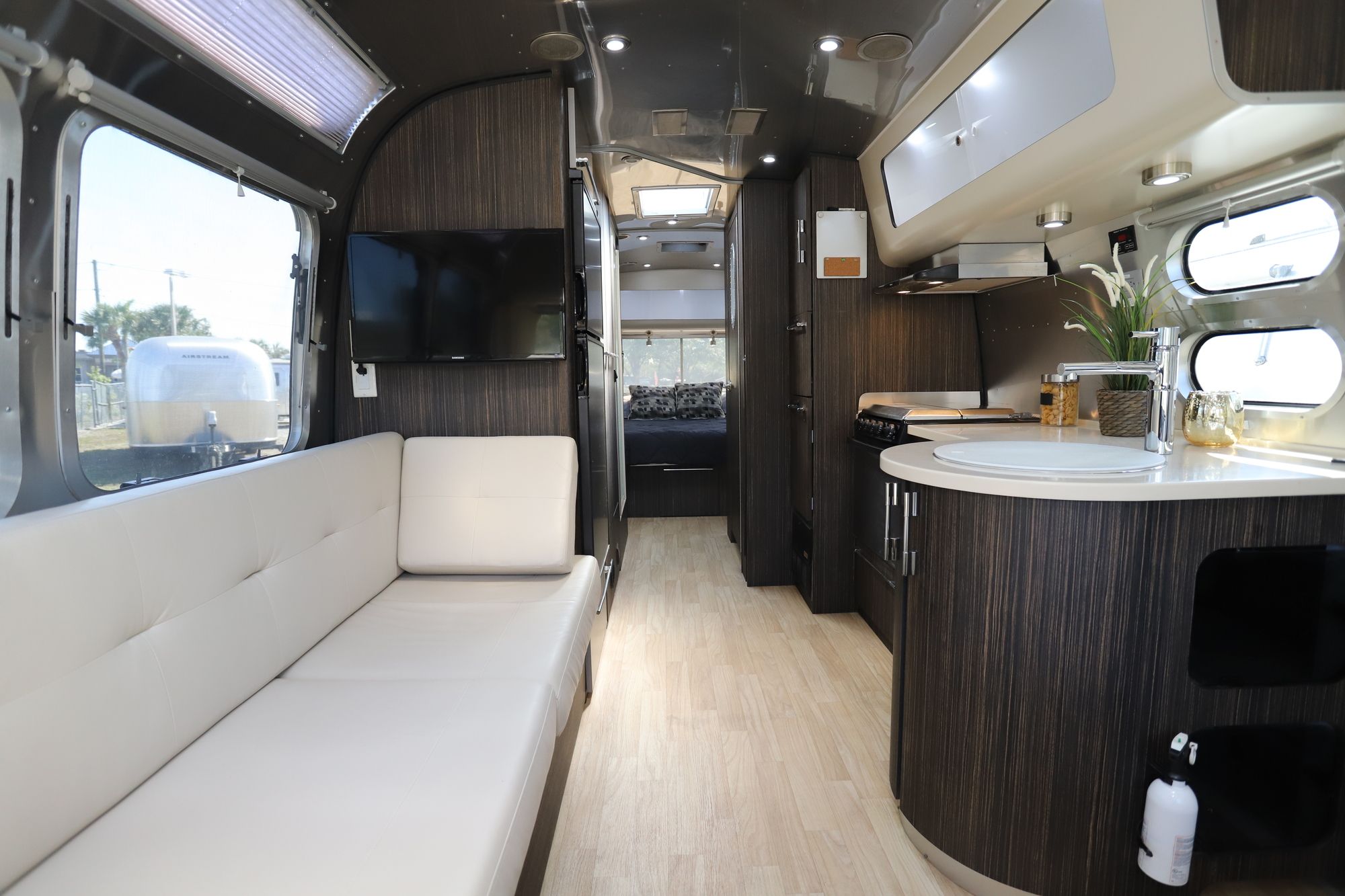 Used 2015 Airstream Intl Signature 27FB Travel Trailer  For Sale