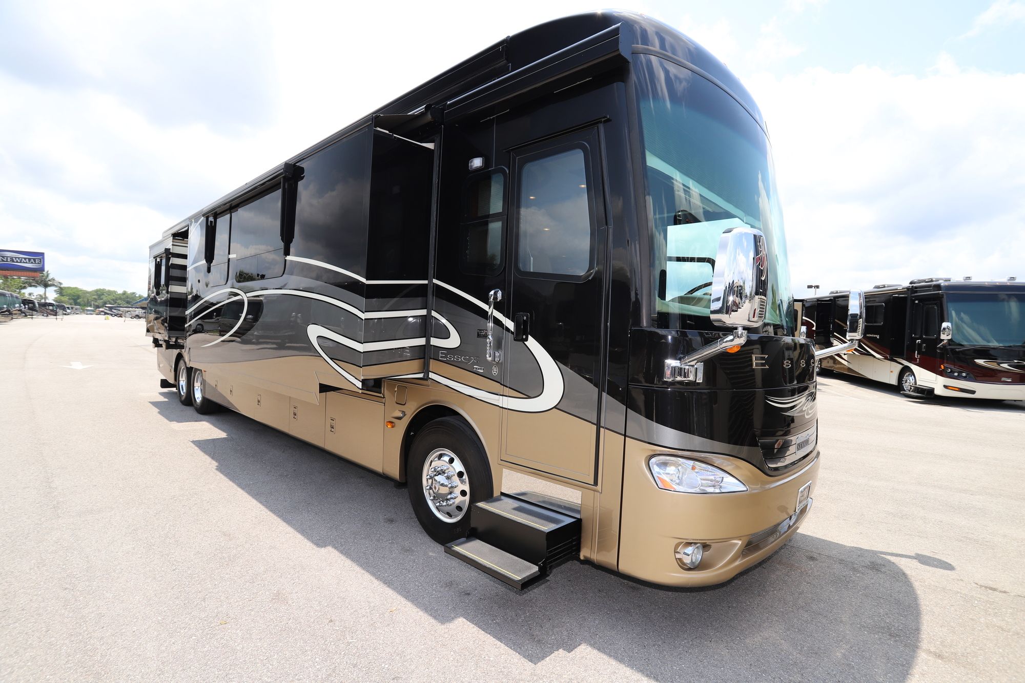 Used 2014 Newmar Essex 4557 Class A  For Sale