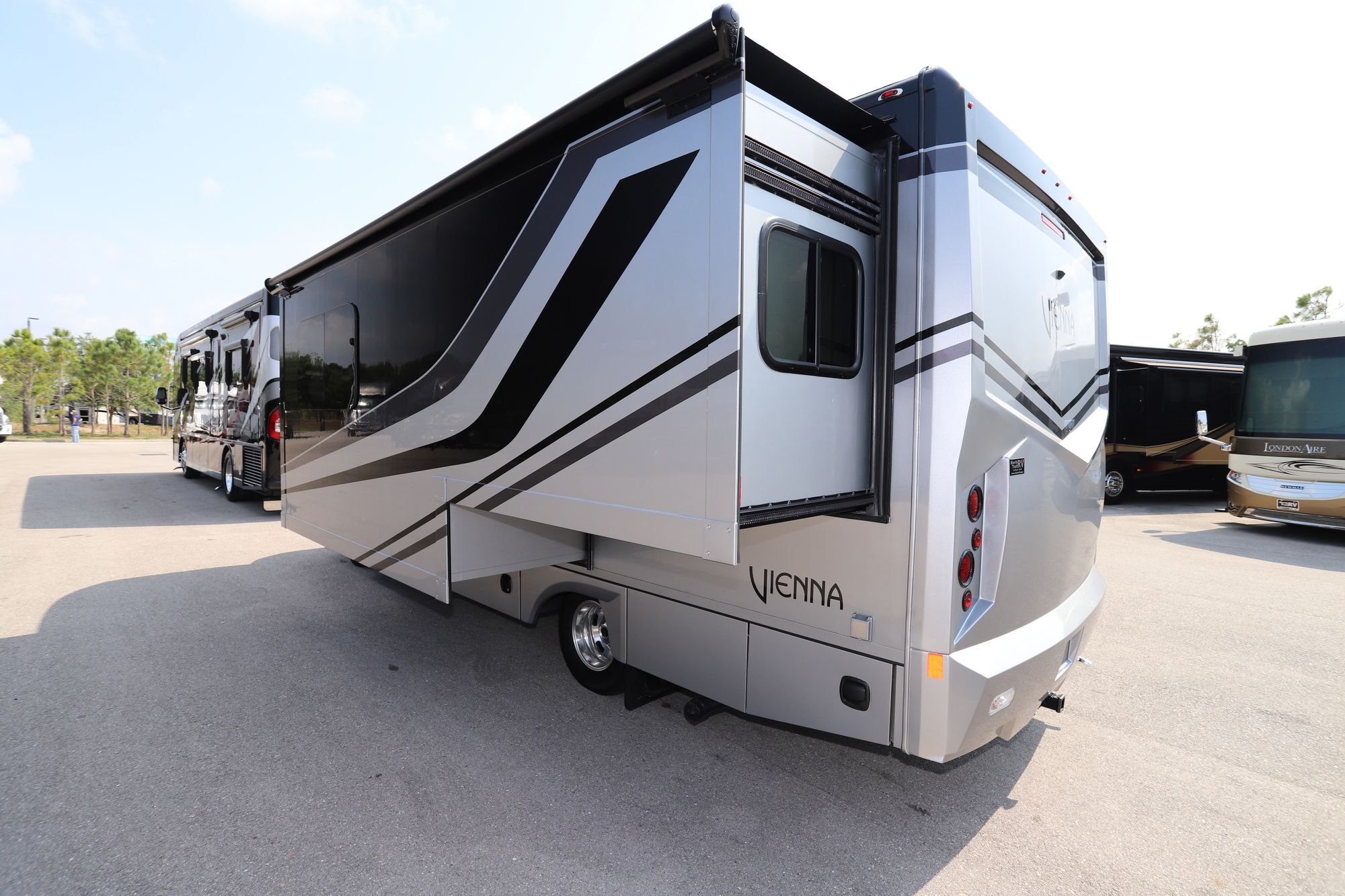 New 2020 Renegade Rv Vienna 25-V-FWC Class C  For Sale