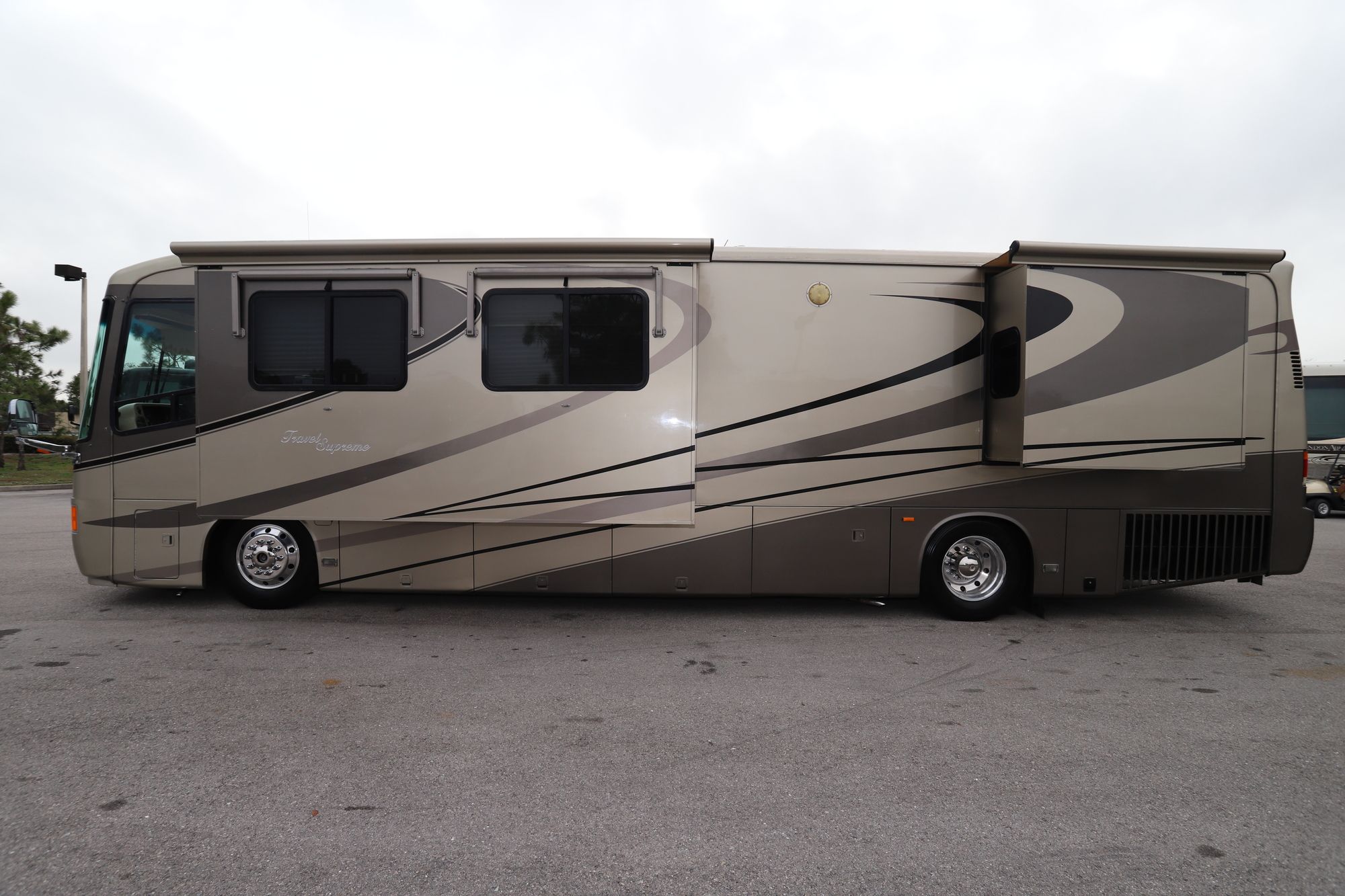 Used 2004 Travel Supreme Supreme 38DS04 Class A  For Sale