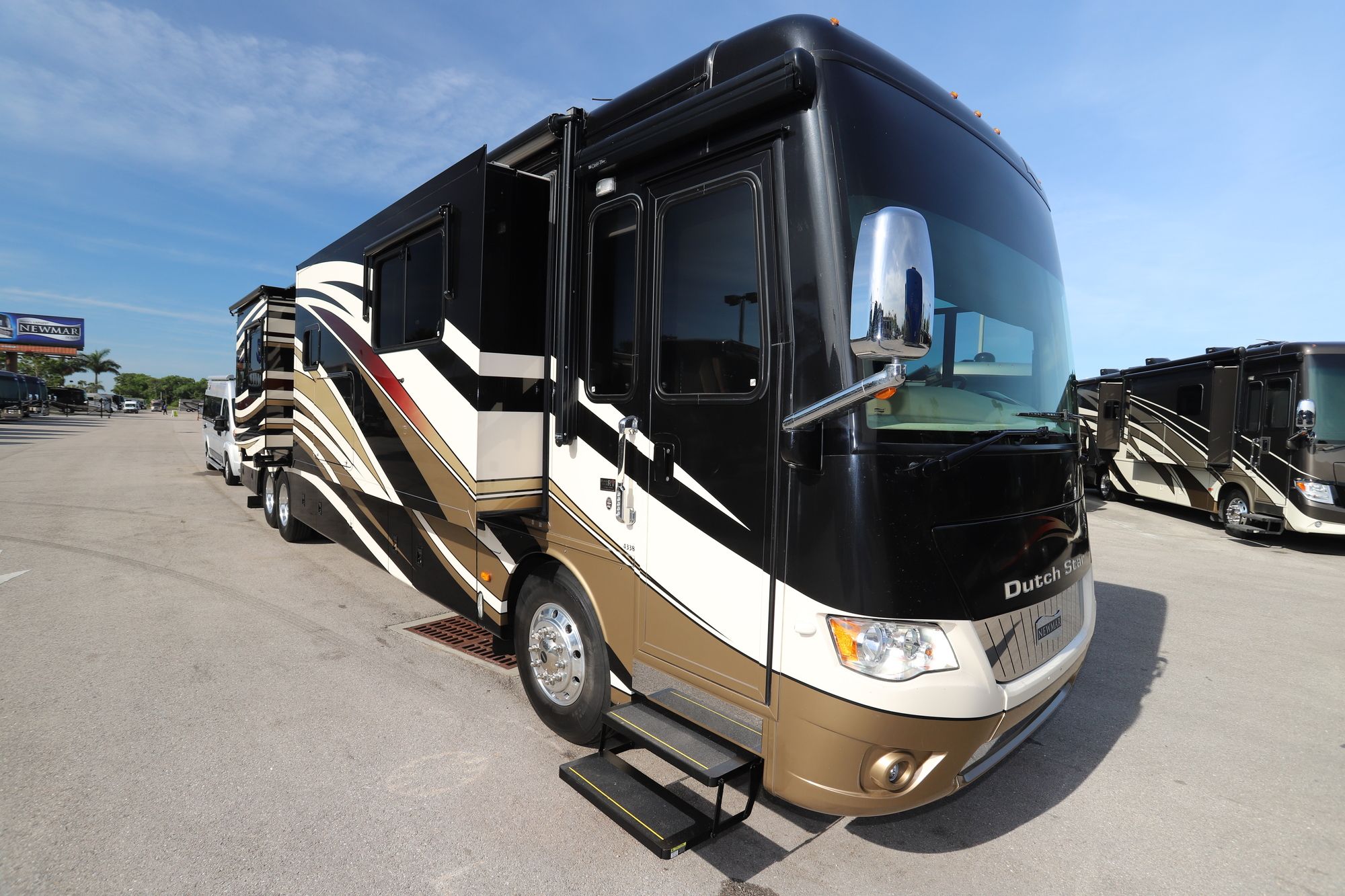 Used 2013 Newmar Dutch Star 4338 Class A  For Sale