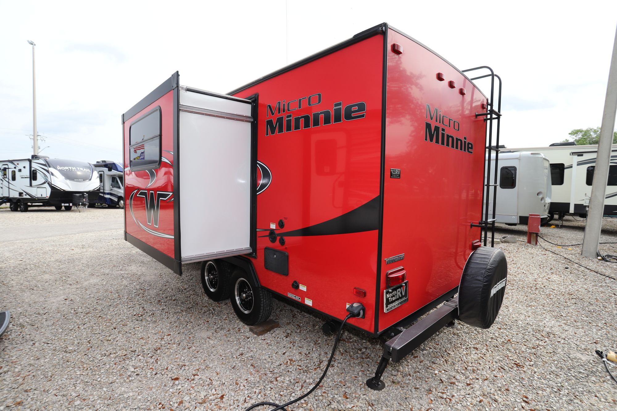 Used 2018 Winnebago Micro Minnie 2108DS Travel Trailer  For Sale