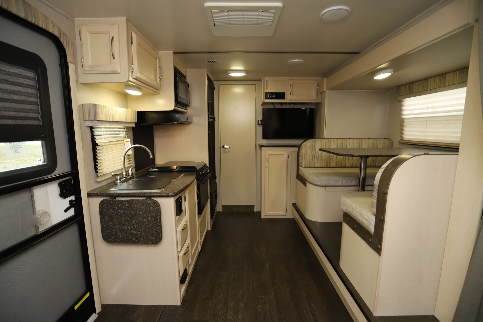 Used 2018 Winnebago Micro Minnie 2108DS Travel Trailer  For Sale