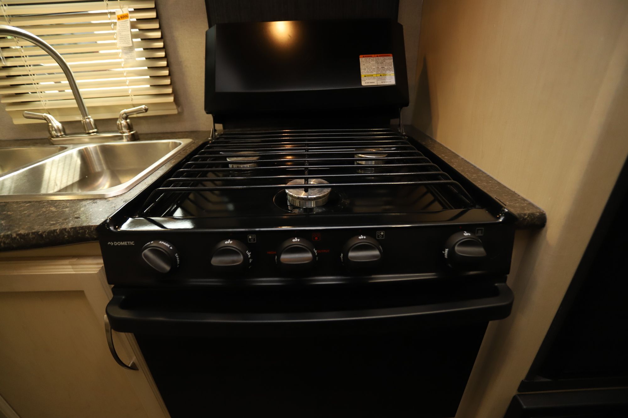 Used 2018 Winnebago Micro Minnie 2108DS Travel Trailer  For Sale