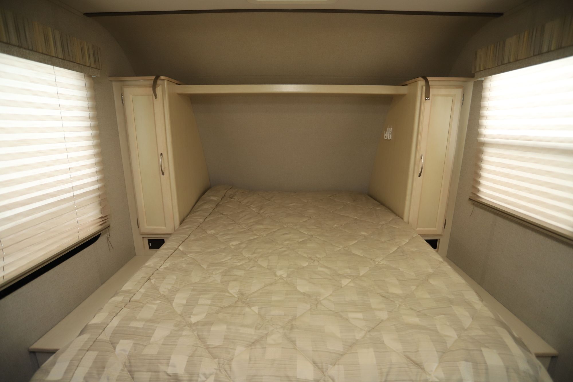 Used 2018 Winnebago Micro Minnie 2108DS Travel Trailer  For Sale