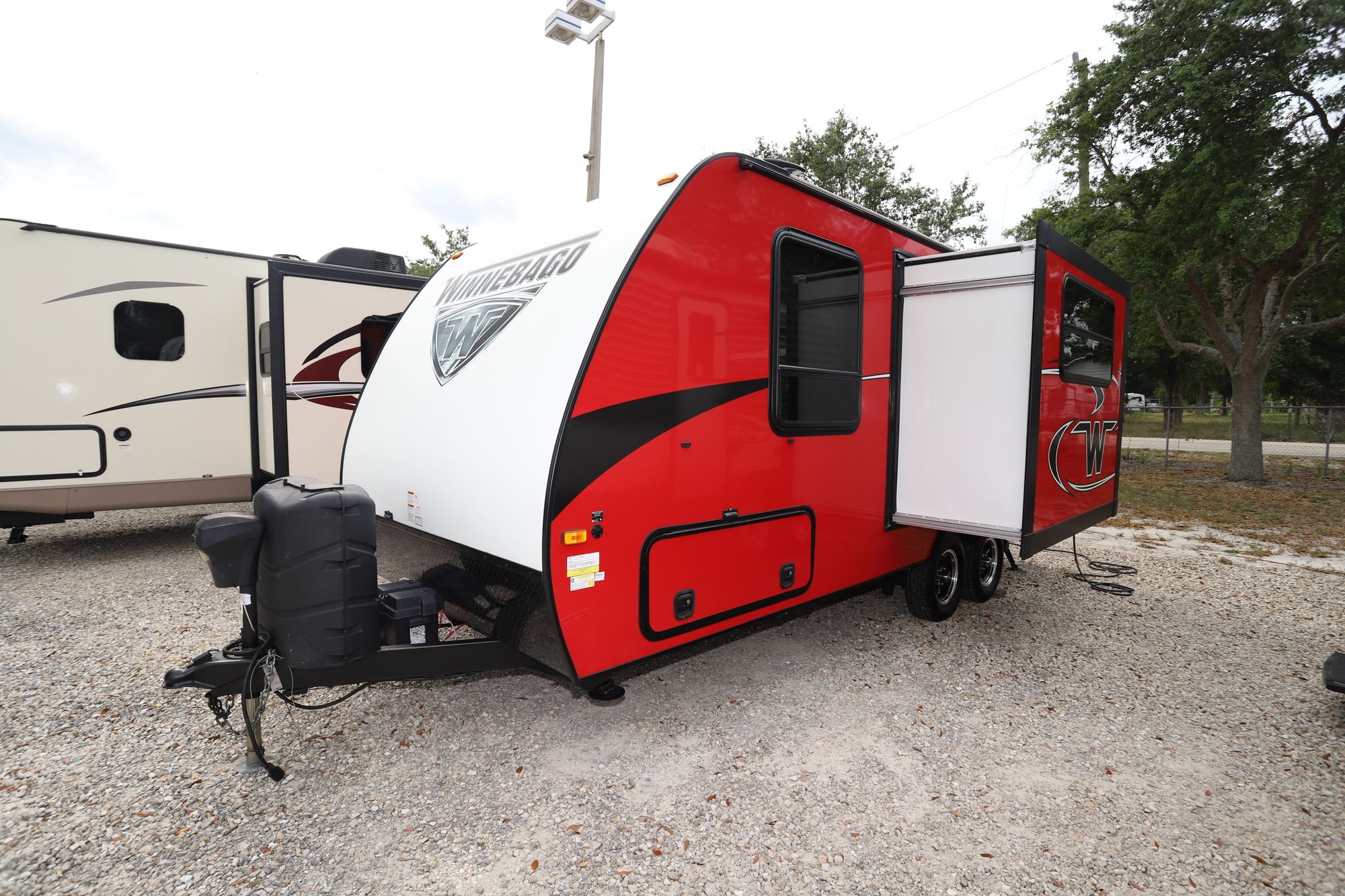 Used 2018 Winnebago Micro Minnie 2108DS Travel Trailer  For Sale