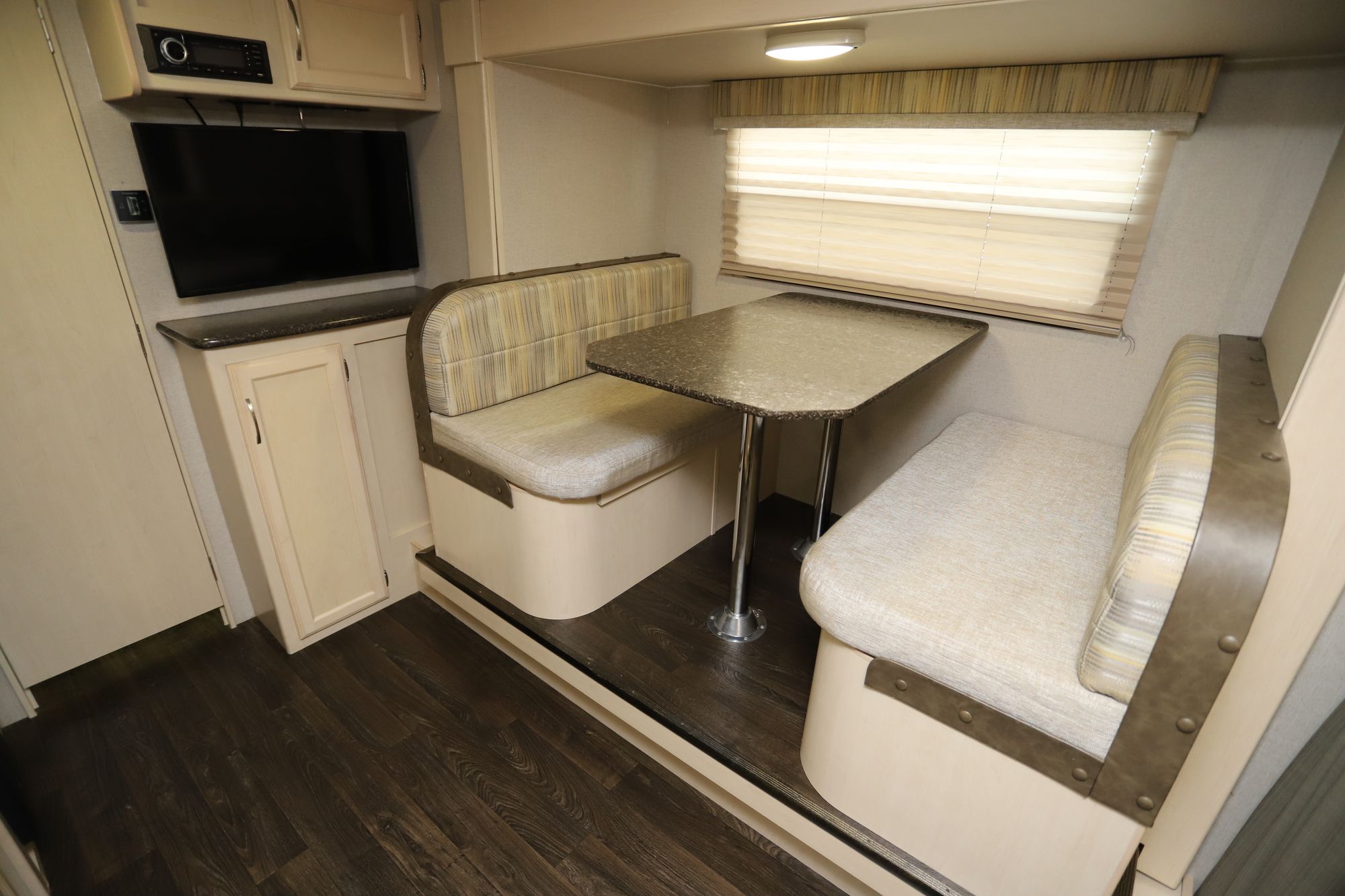 Used 2018 Winnebago Micro Minnie 2108DS Travel Trailer  For Sale