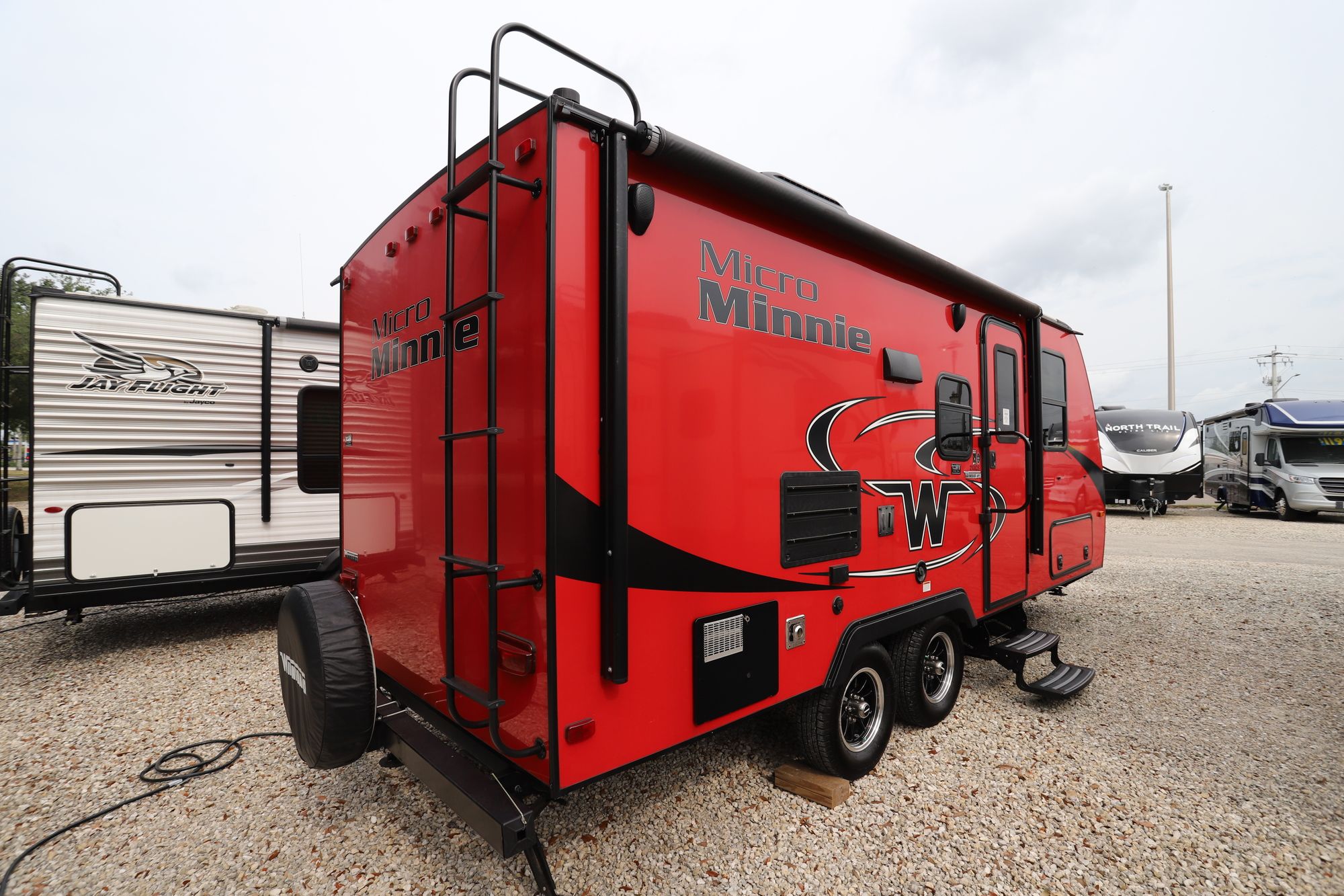 Used 2018 Winnebago Micro Minnie 2108DS Travel Trailer  For Sale