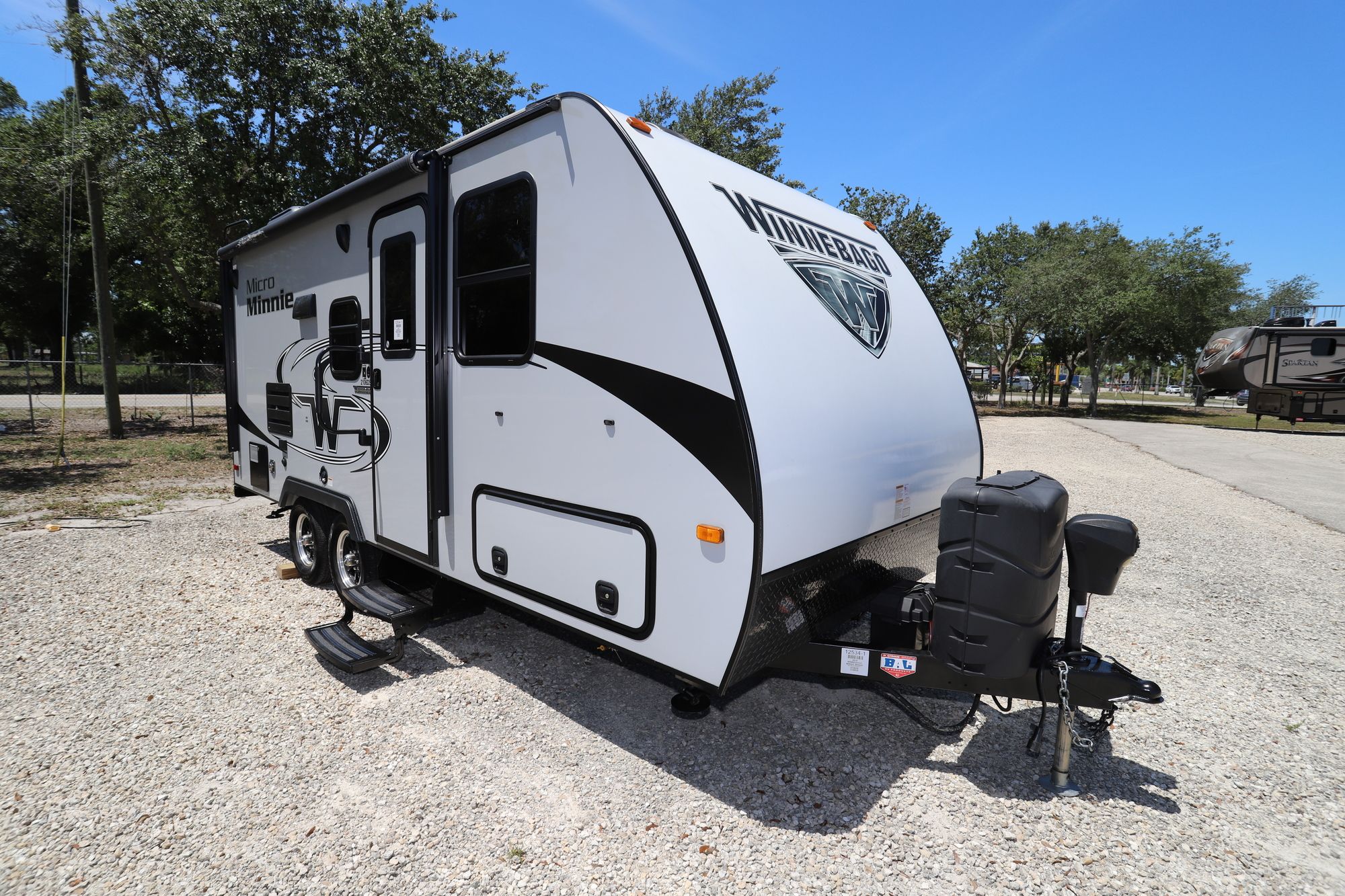 Used 2019 Winnebago Minnie Winnie 2106DS Travel Trailer  For Sale