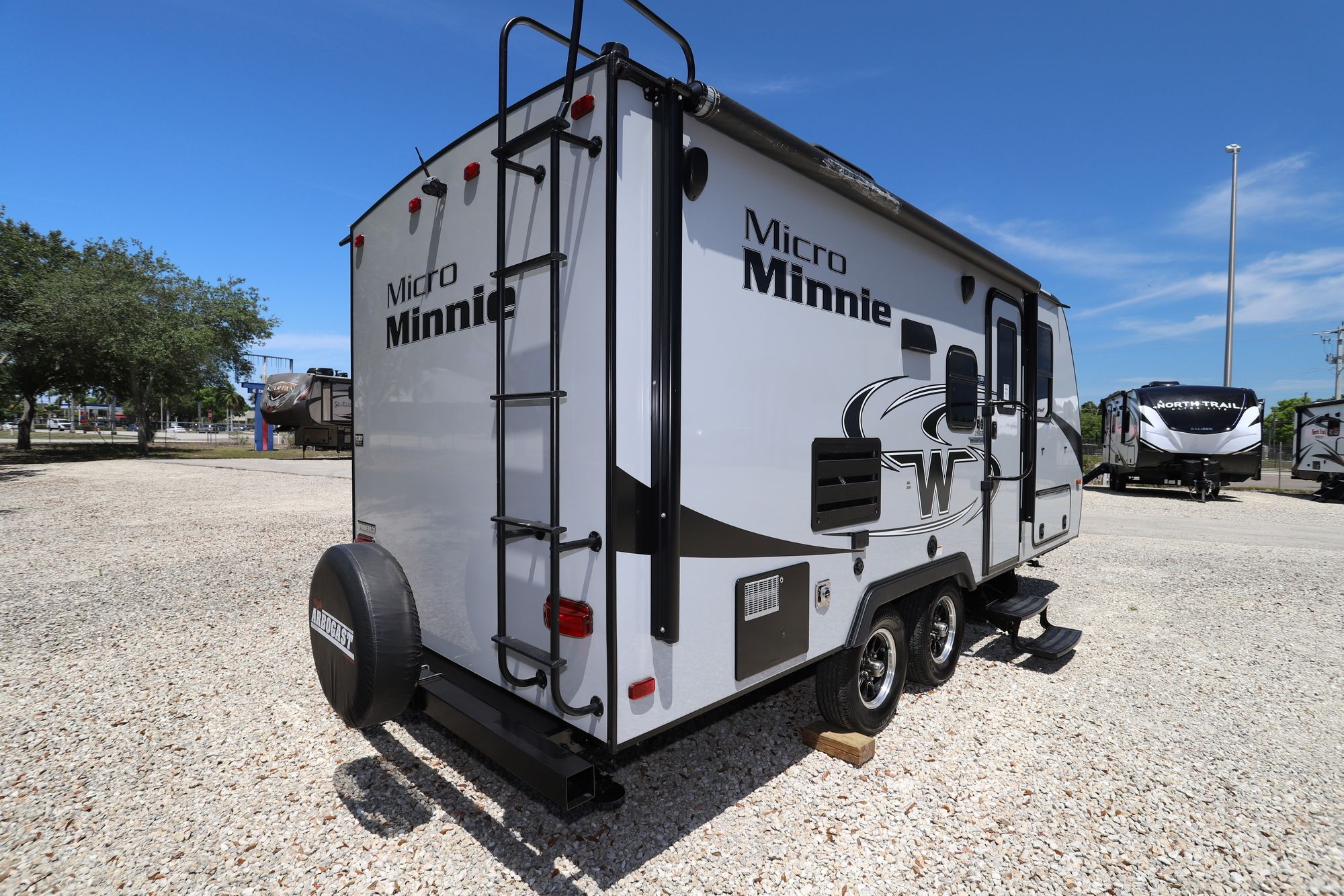 Used 2019 Winnebago Minnie Winnie 2106DS Travel Trailer  For Sale