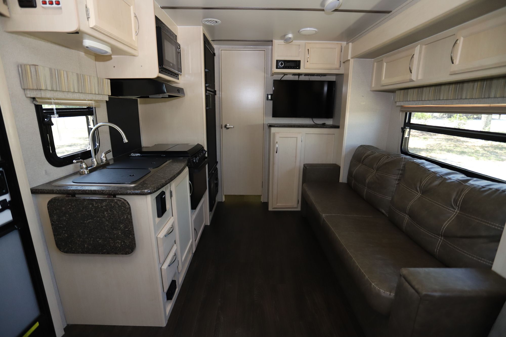 Used 2019 Winnebago Minnie Winnie 2106DS Travel Trailer  For Sale