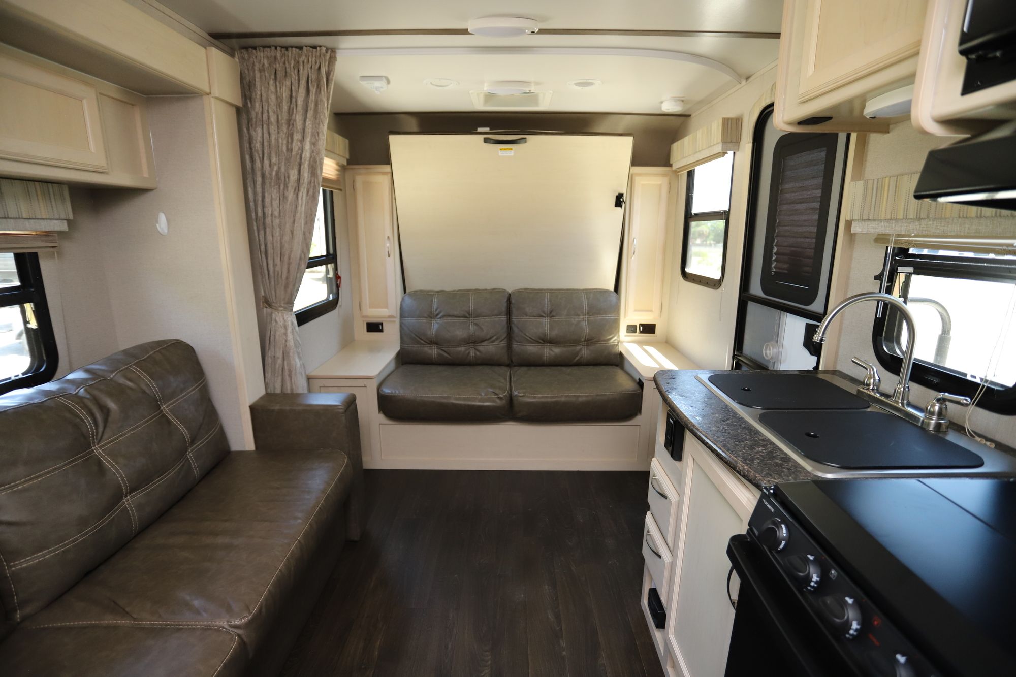 Used 2019 Winnebago Minnie Winnie 2106DS Travel Trailer  For Sale