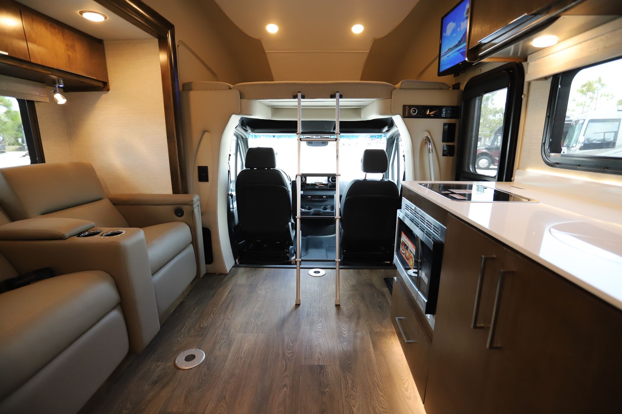 New 2020 Tiffin Motor Homes Wayfarer 25RW Class C  For Sale