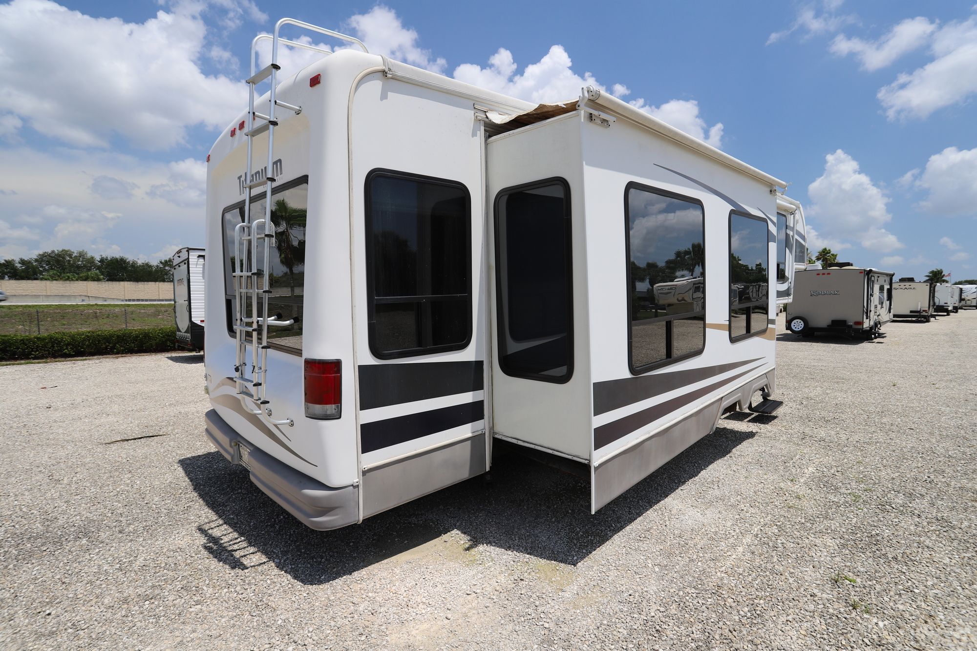 Used 2008 Glendale Titanium 32E37SA Fifth Wheel  For Sale