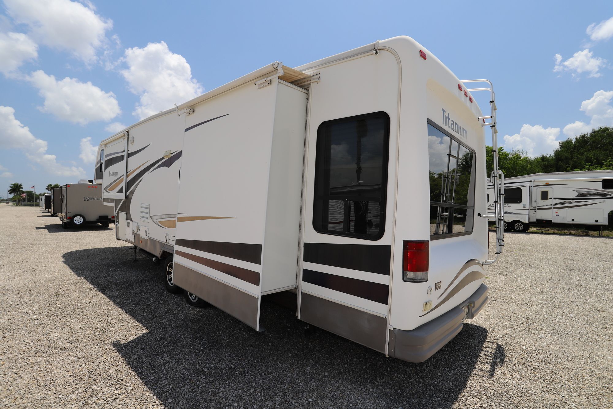 Used 2008 Glendale Titanium 32E37SA Fifth Wheel  For Sale