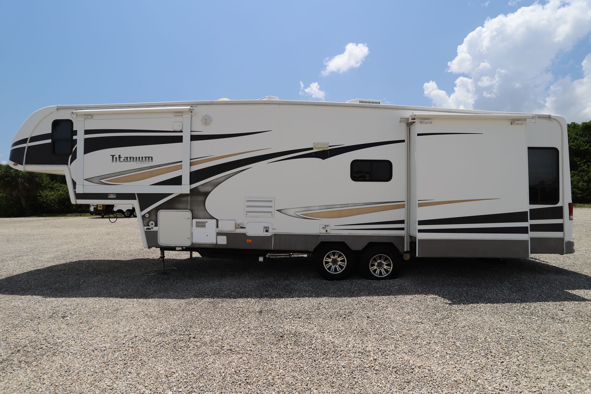 Used 2008 Glendale Titanium 32E37SA Fifth Wheel  For Sale