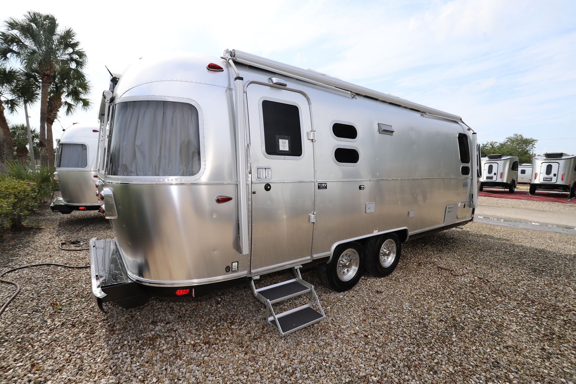 New 2020 Airstream Globetrotter 25FB Travel Trailer  For Sale