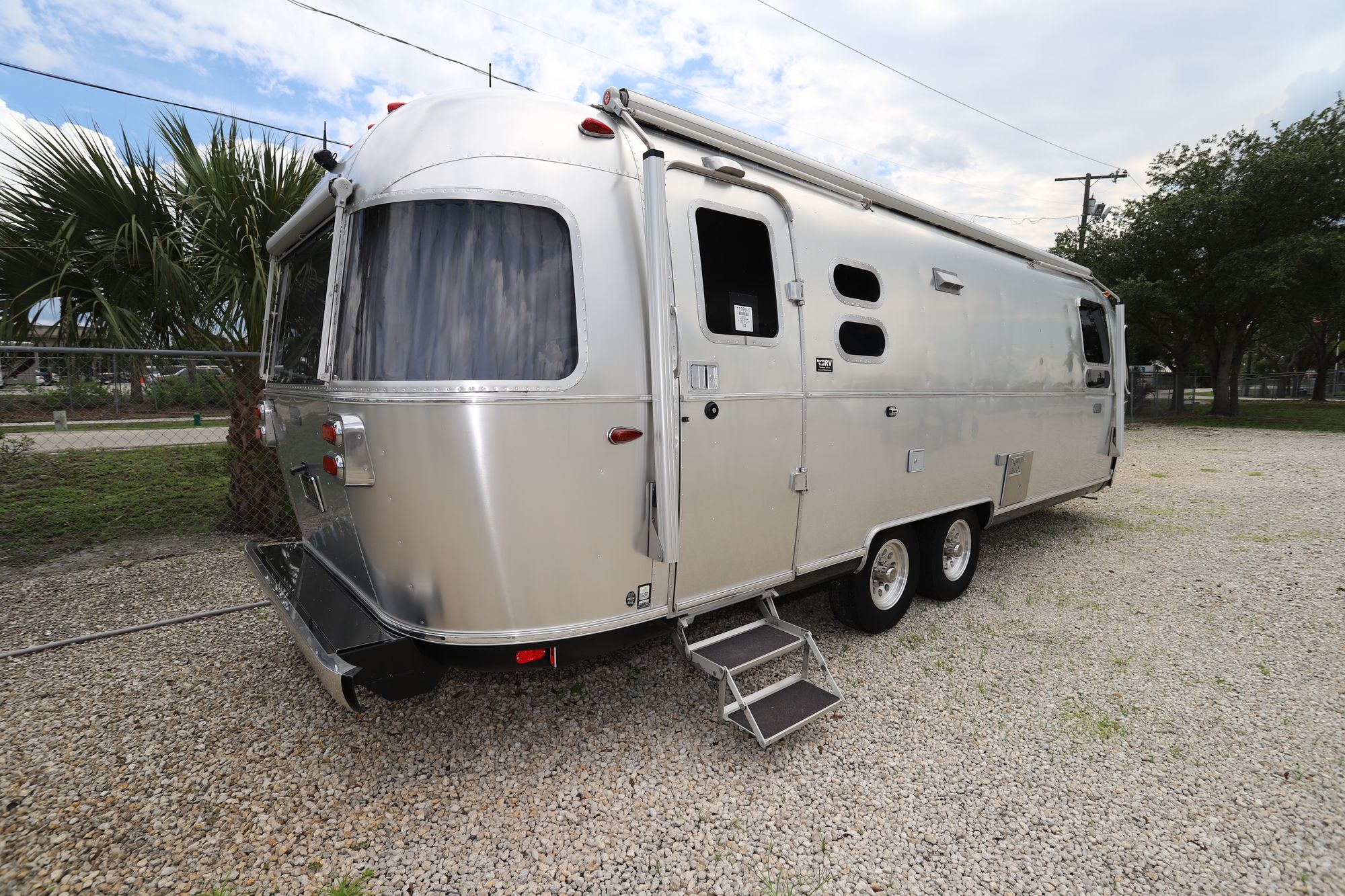 Used 2019 Airstream Globetrotter 27FB Travel Trailer  For Sale