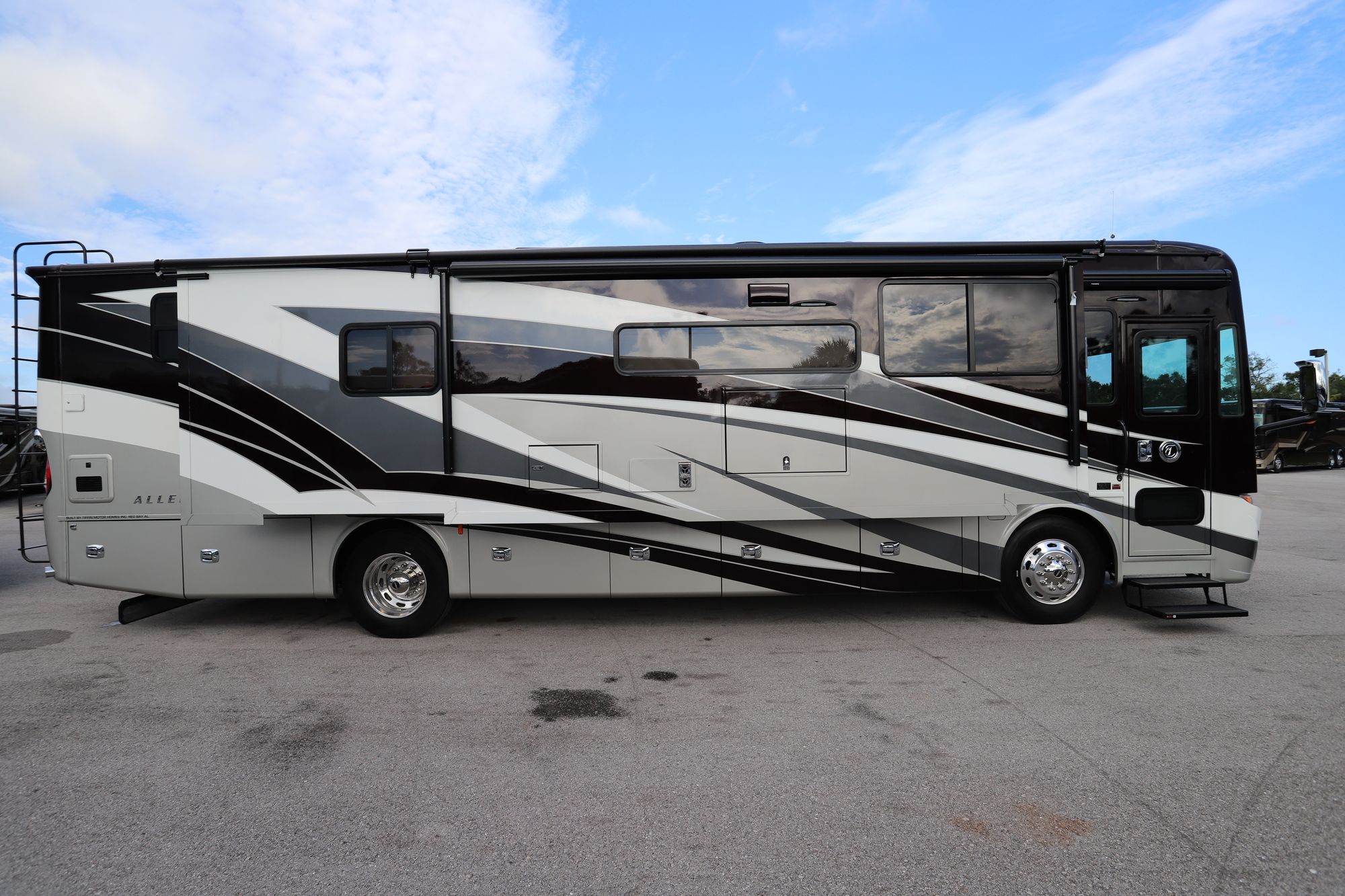 New 2020 Tiffin Motor Homes Allegro Red 37BA Class A  For Sale