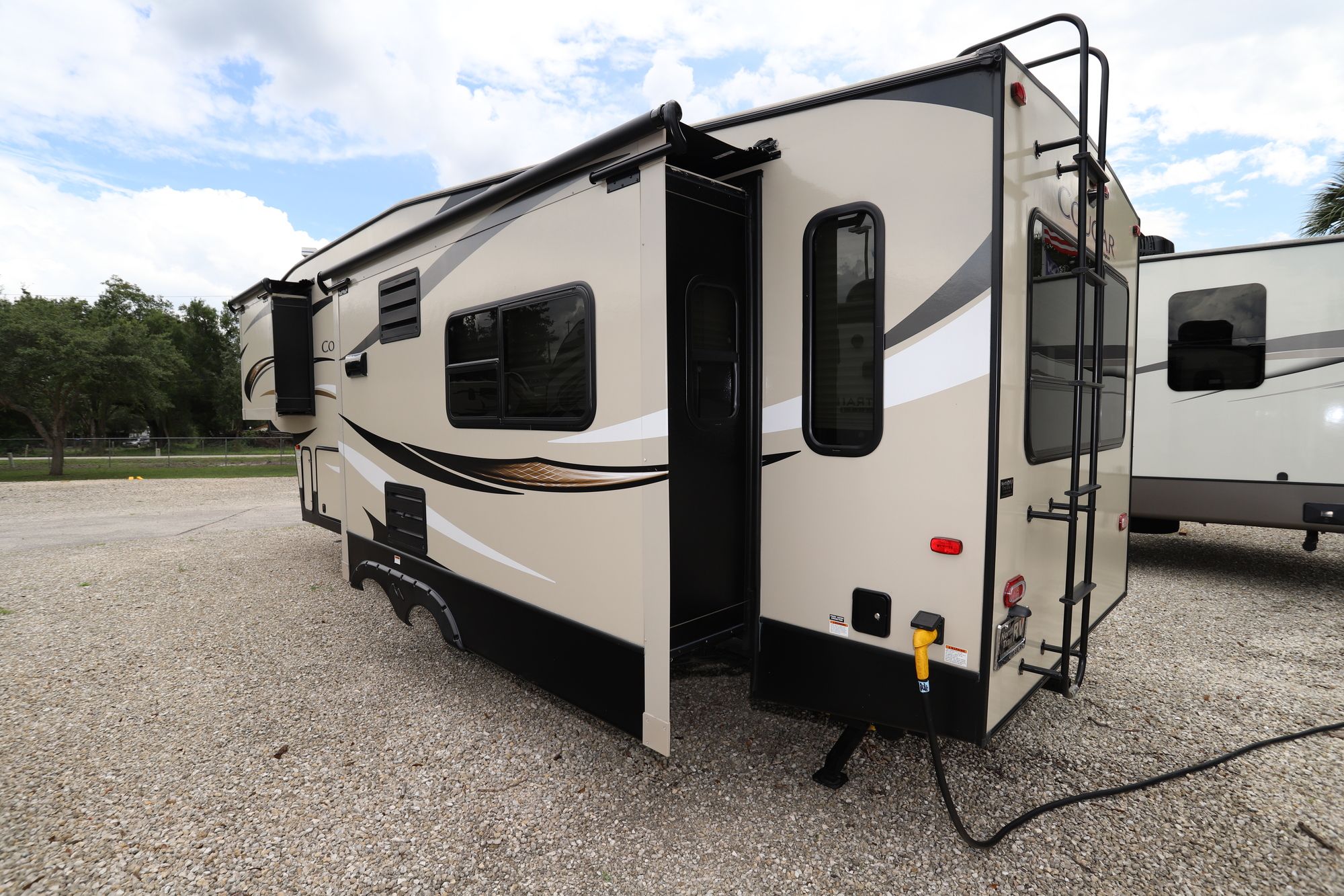 Used 2019 Keystone Cougar 27SGS Fifth Wheel  For Sale