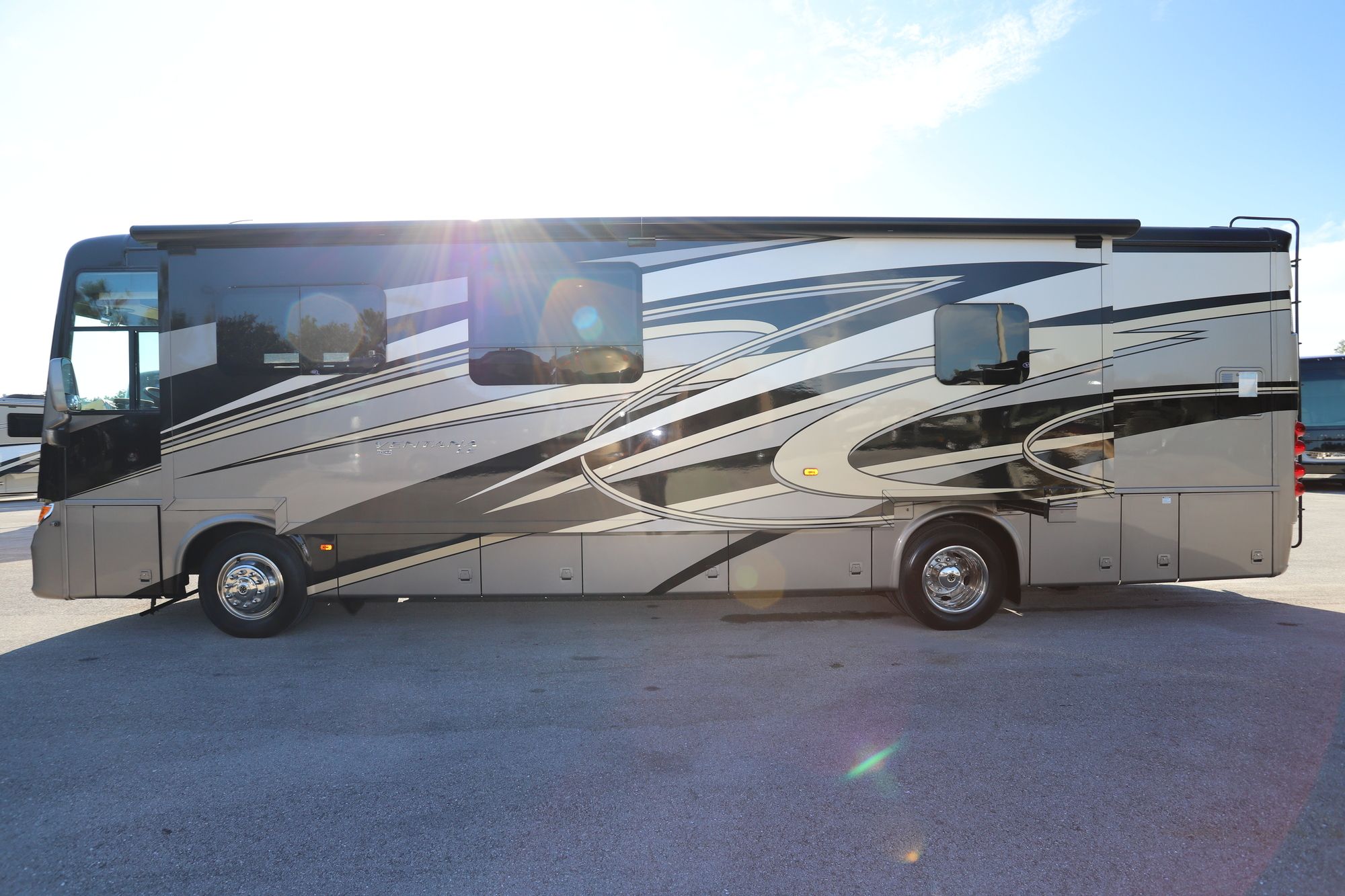 Used 2016 Newmar Ventana Le 3709 Class A  For Sale