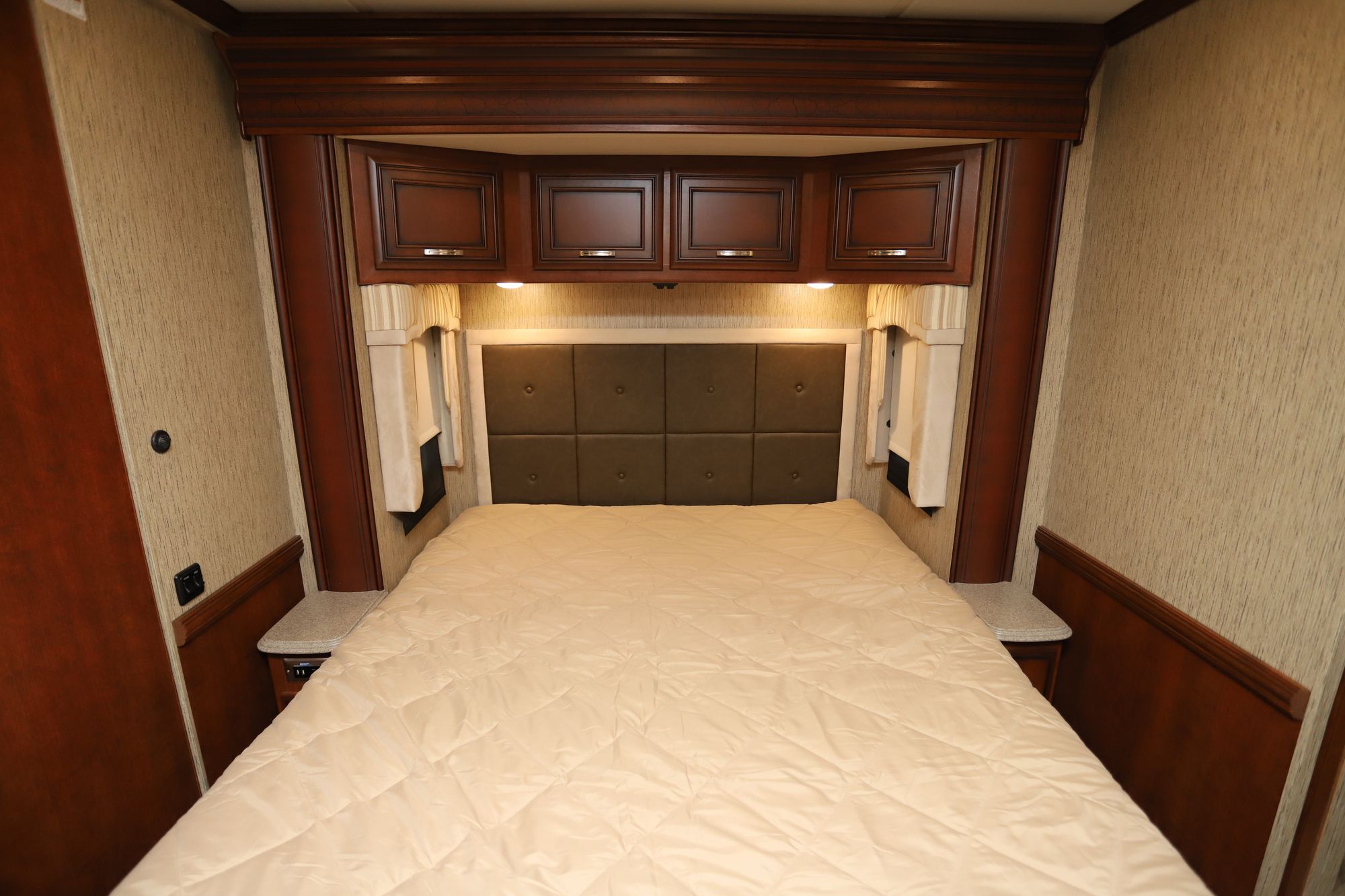 Used 2016 Newmar Ventana Le 3709 Class A  For Sale