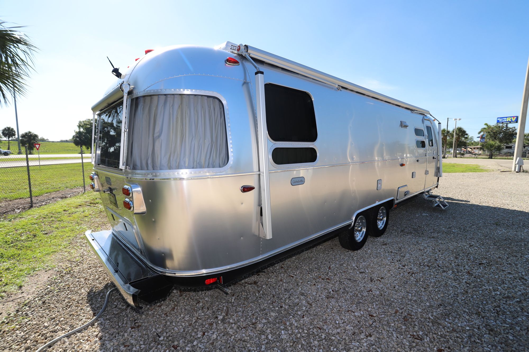 New 2020 Airstream Globetrotter 30RB Travel Trailer  For Sale