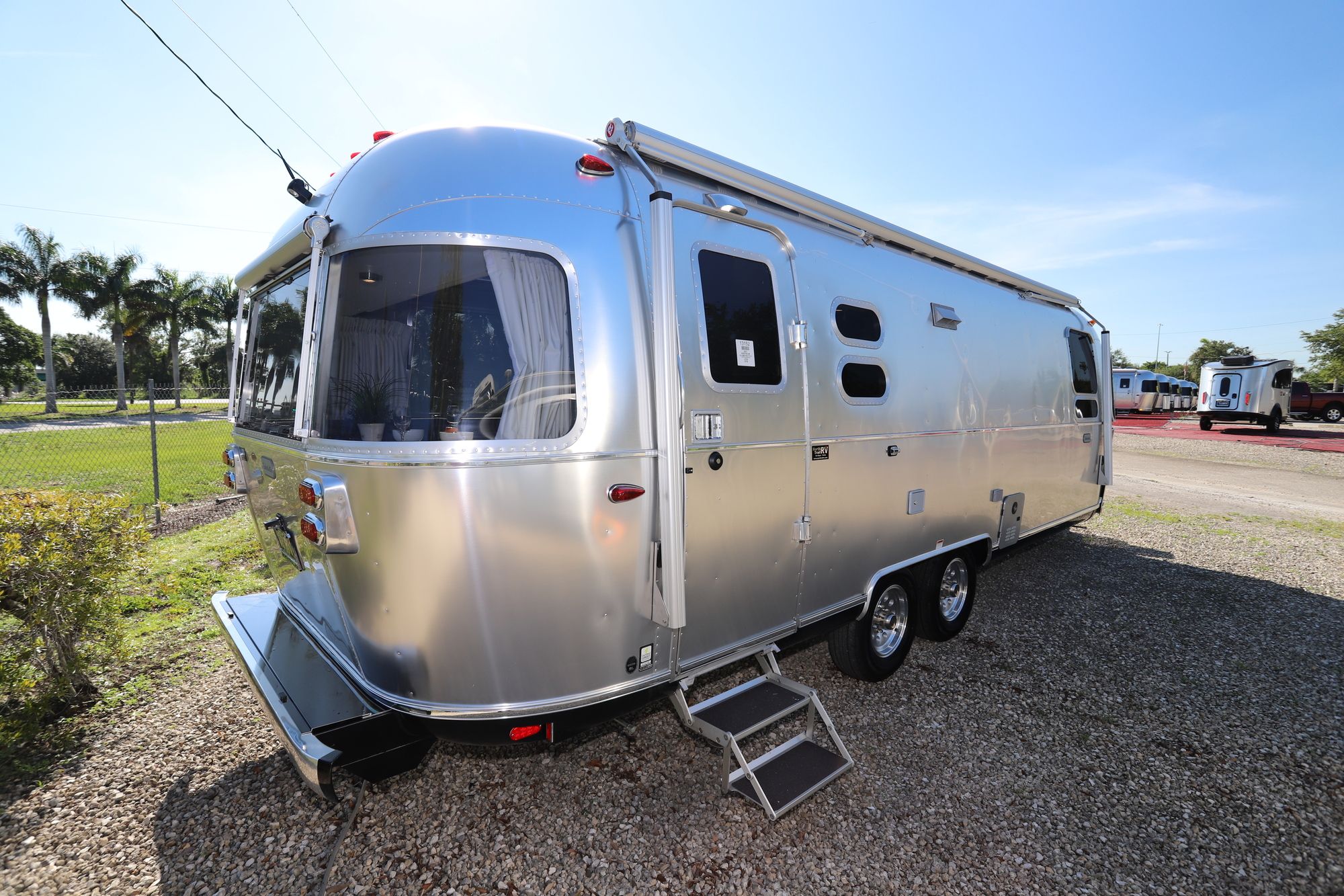New 2021 Airstream Globetrotter 27FB Travel Trailer  For Sale