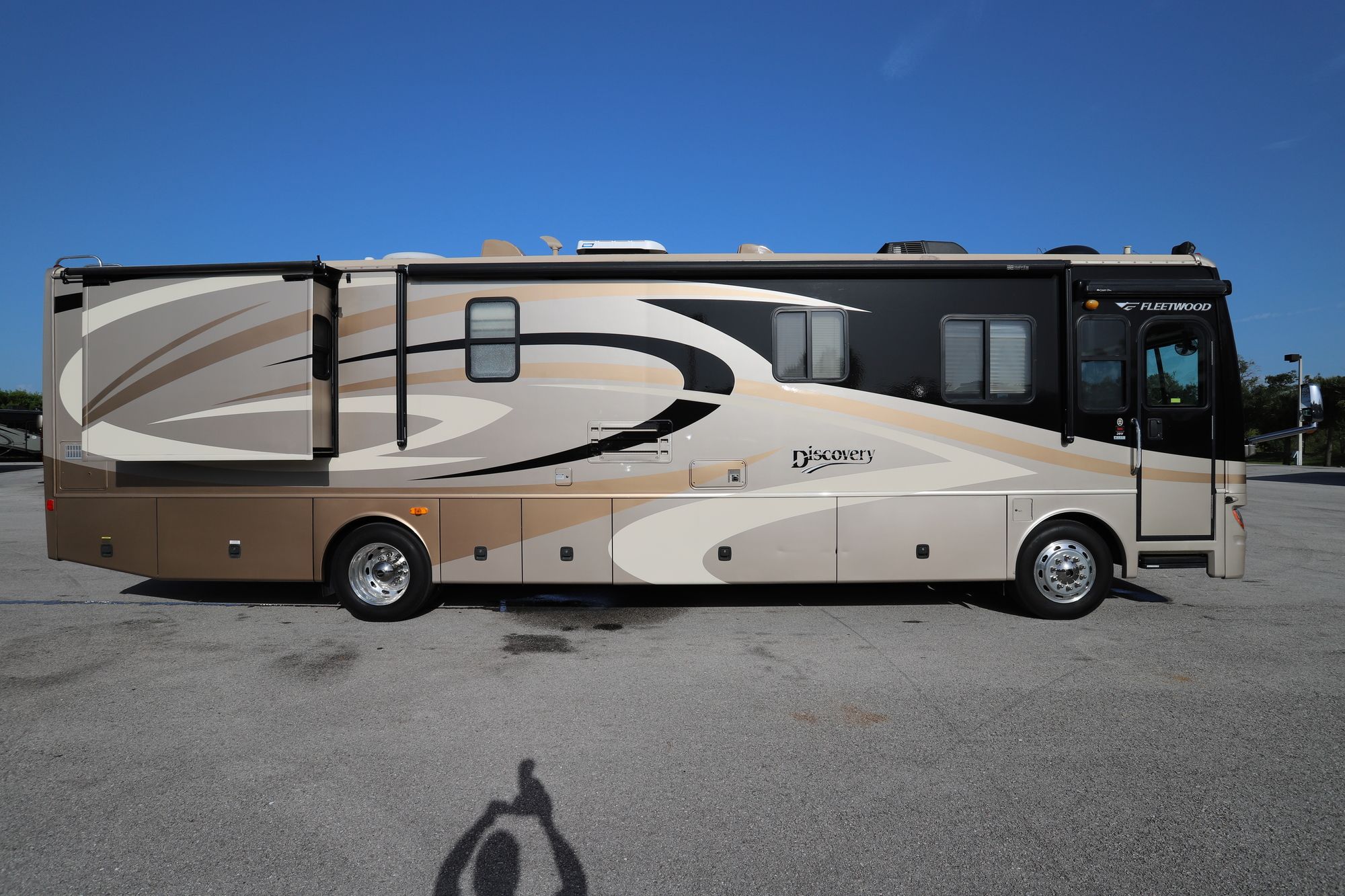 Used 2007 Fleetwood Discovery 39V Class A  For Sale