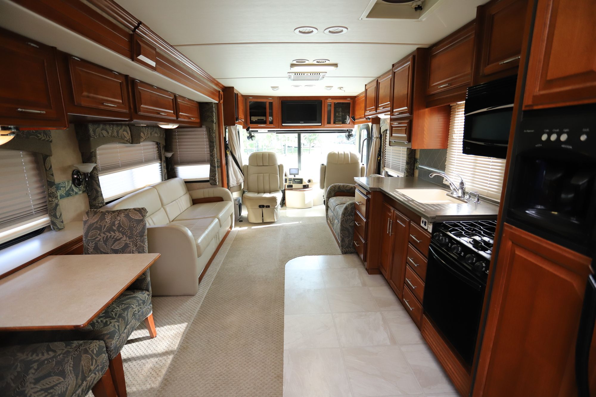 Used 2007 Fleetwood Discovery 39V Class A  For Sale