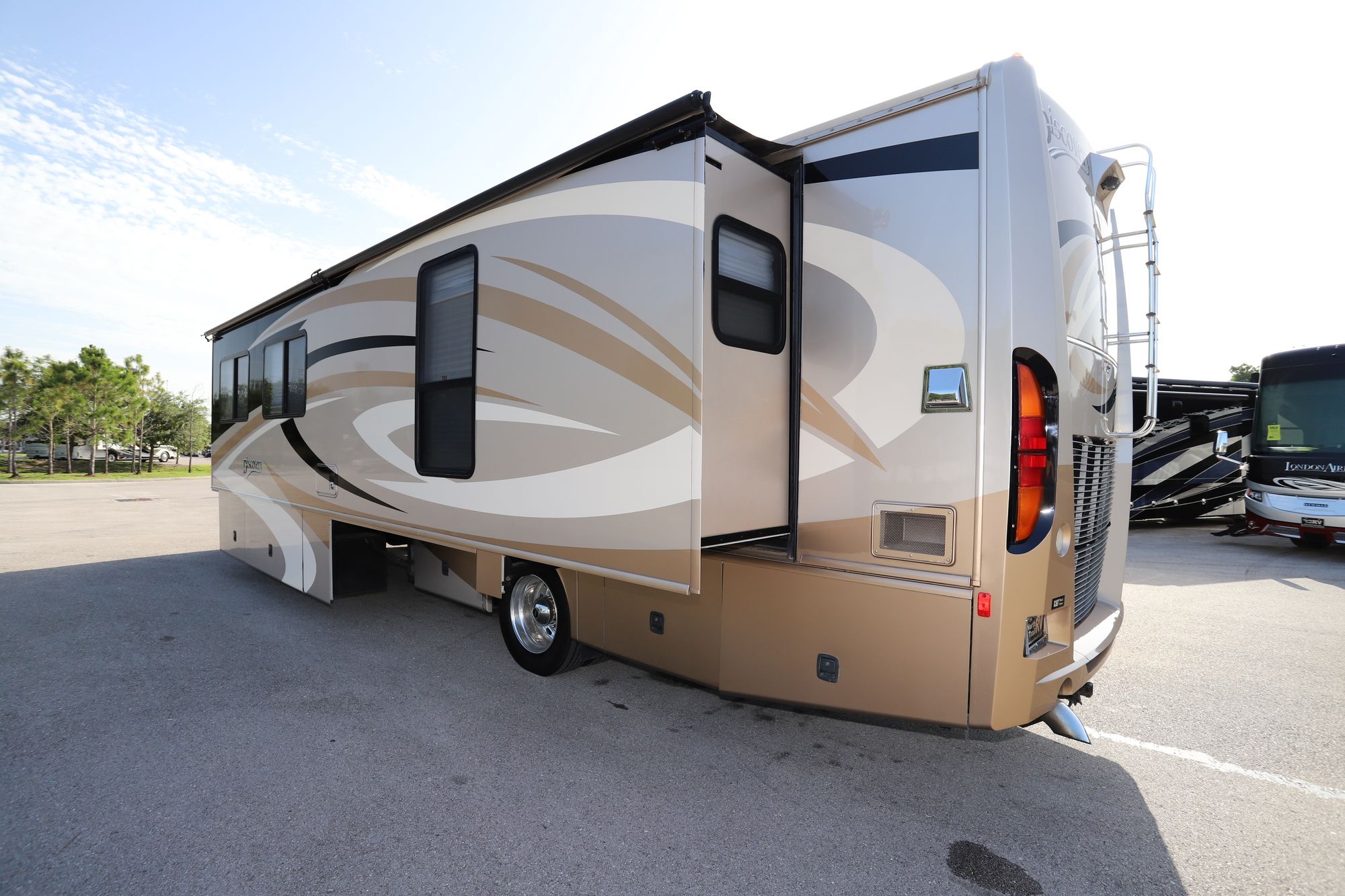 Used 2007 Fleetwood Discovery 39V Class A  For Sale