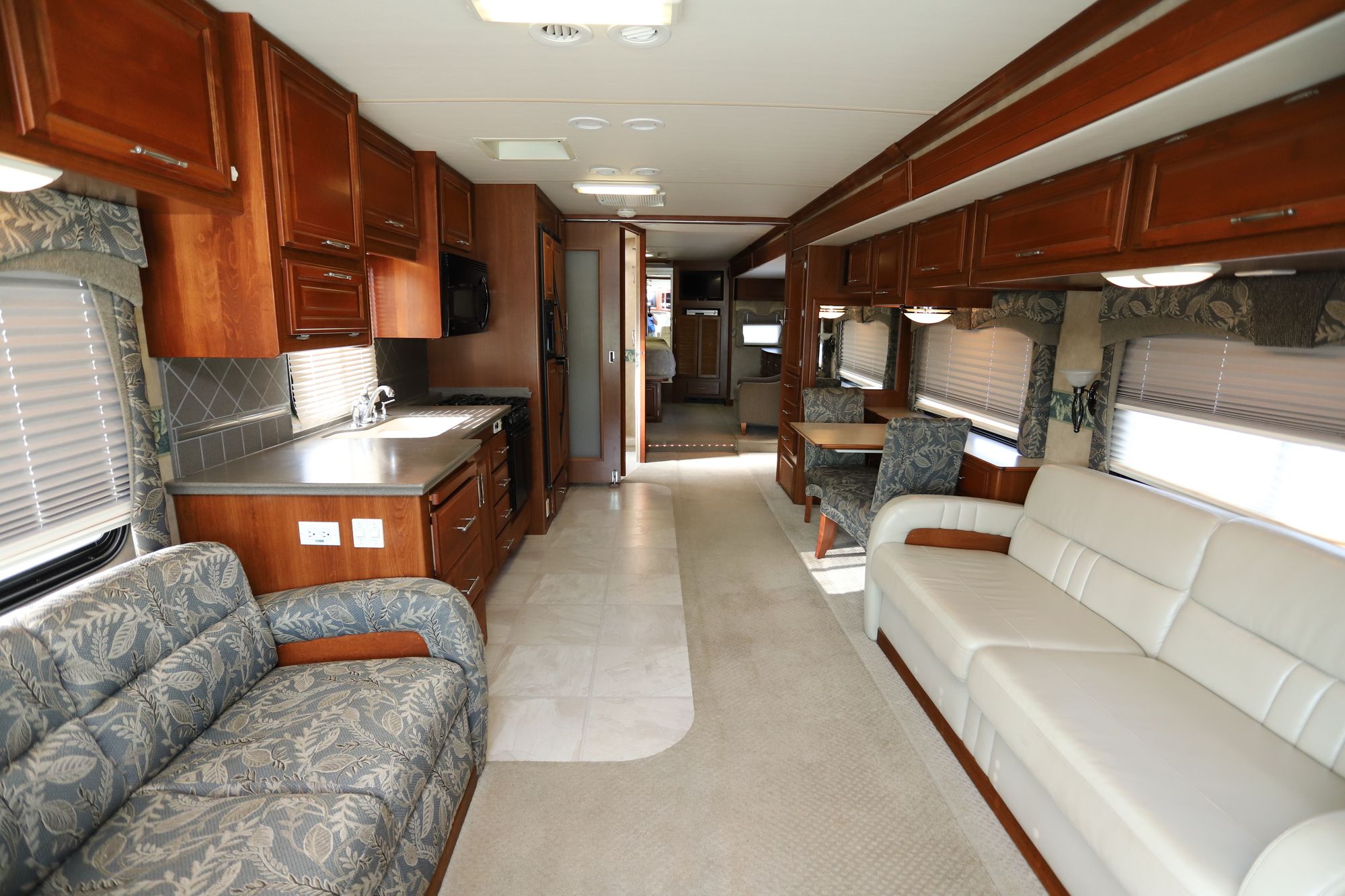 Used 2007 Fleetwood Discovery 39V Class A  For Sale