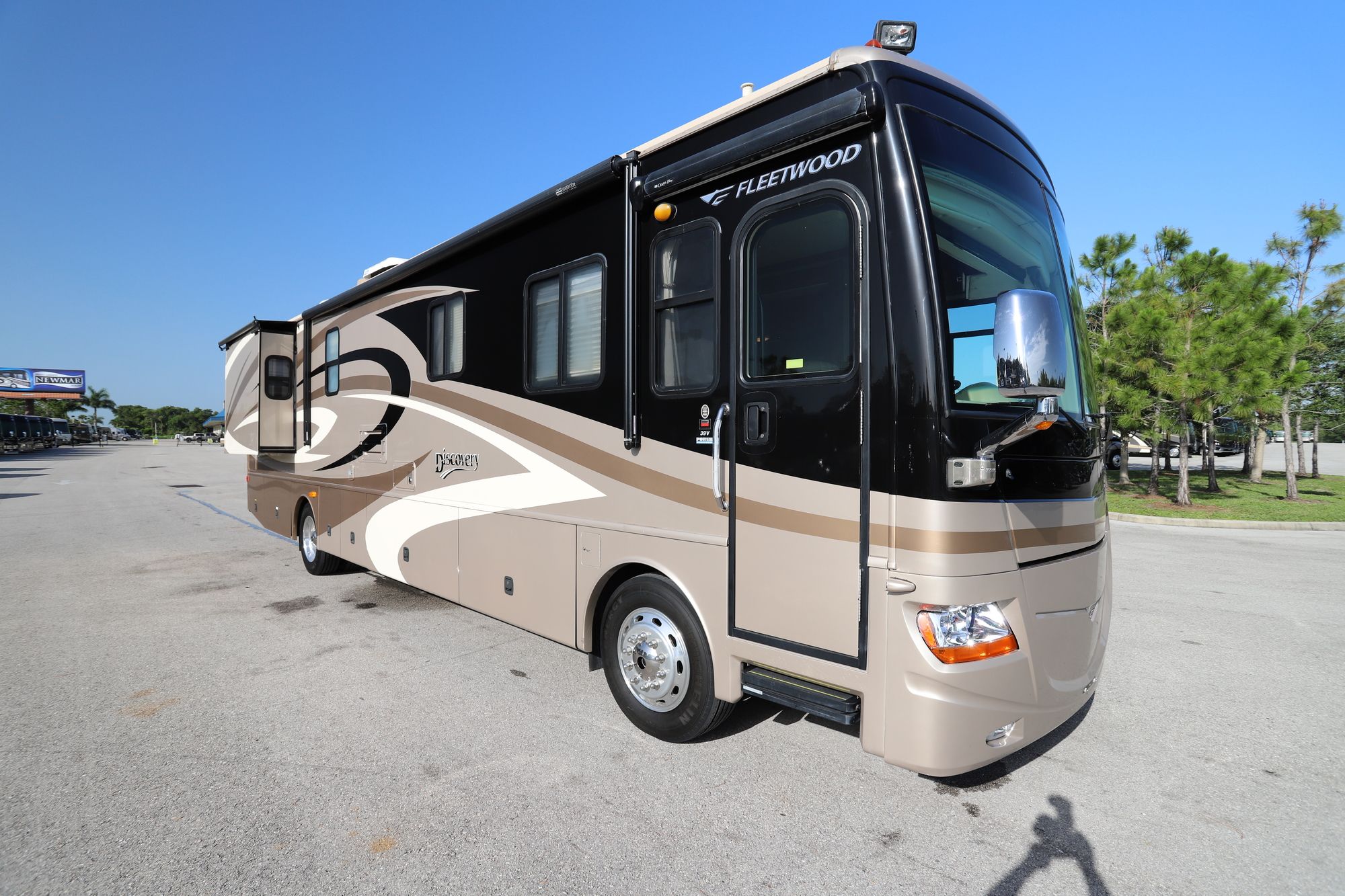 Used 2007 Fleetwood Discovery 39V Class A  For Sale