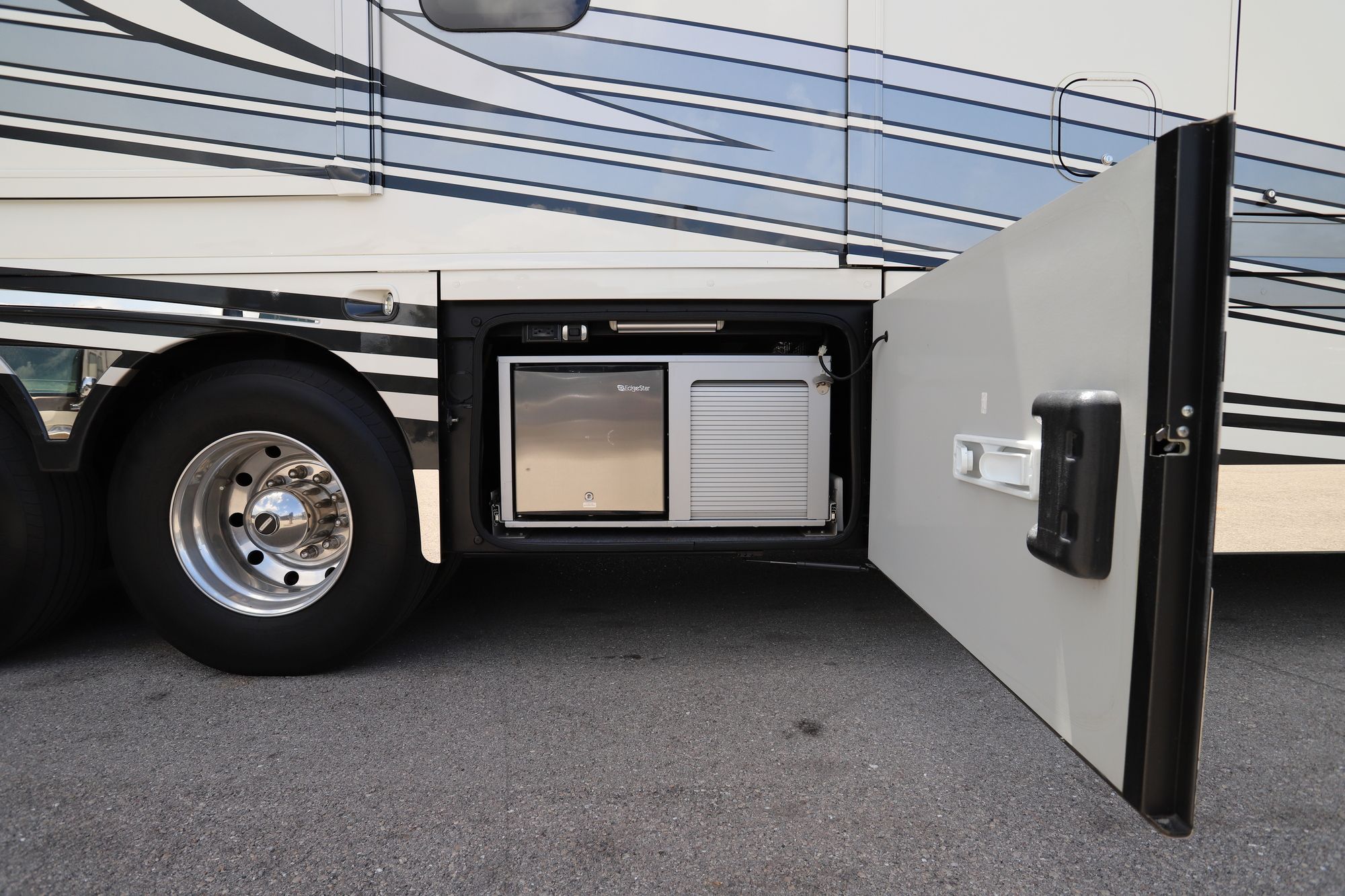 Used 2017 Winnebago Grand Tour 42RL Class A  For Sale