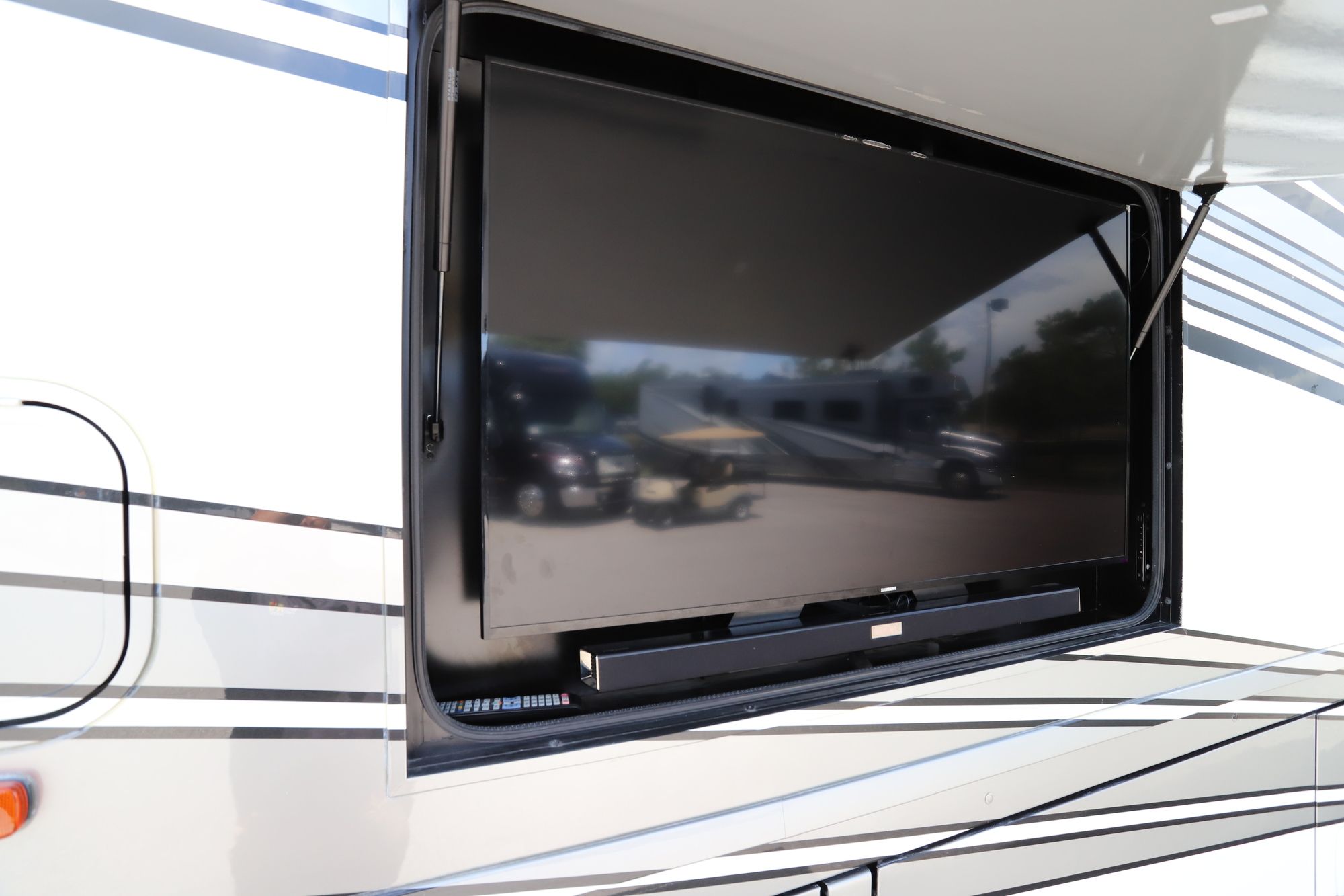 Used 2017 Winnebago Grand Tour 42RL Class A  For Sale