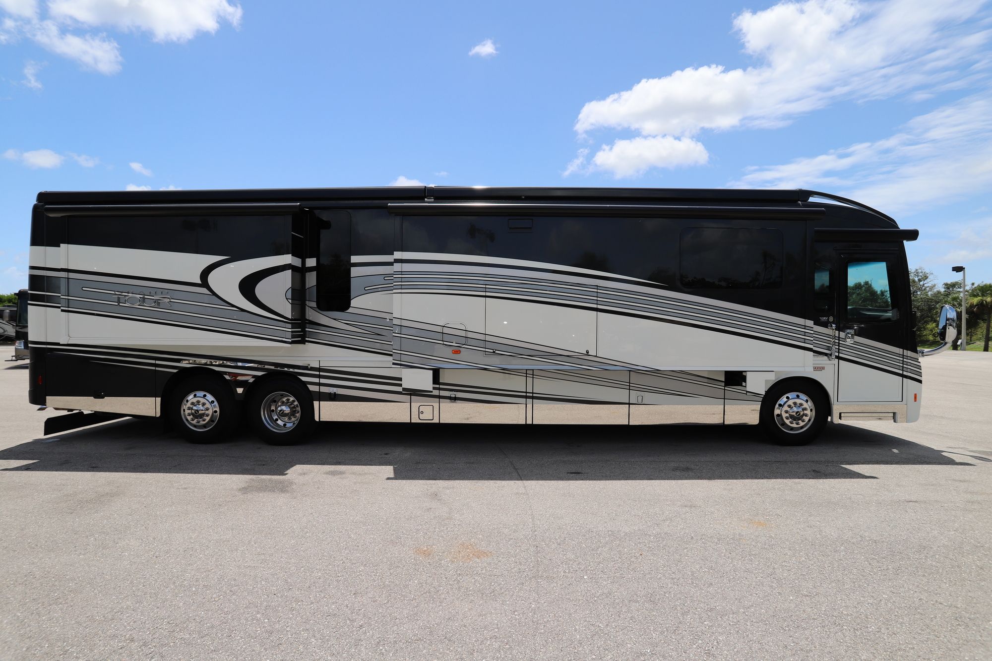 Used 2017 Winnebago Grand Tour 42RL Class A  For Sale