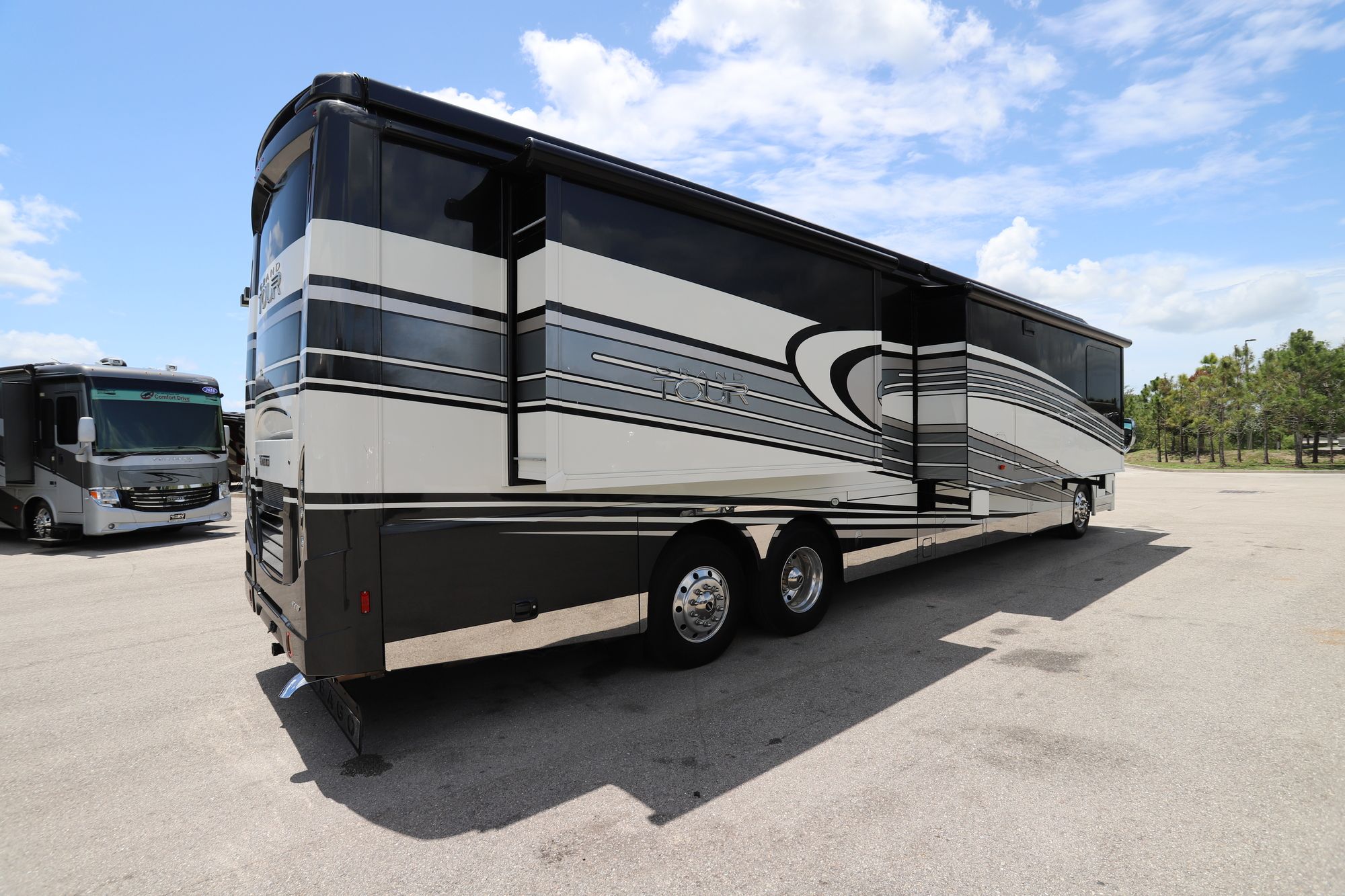 Used 2017 Winnebago Grand Tour 42RL Class A  For Sale