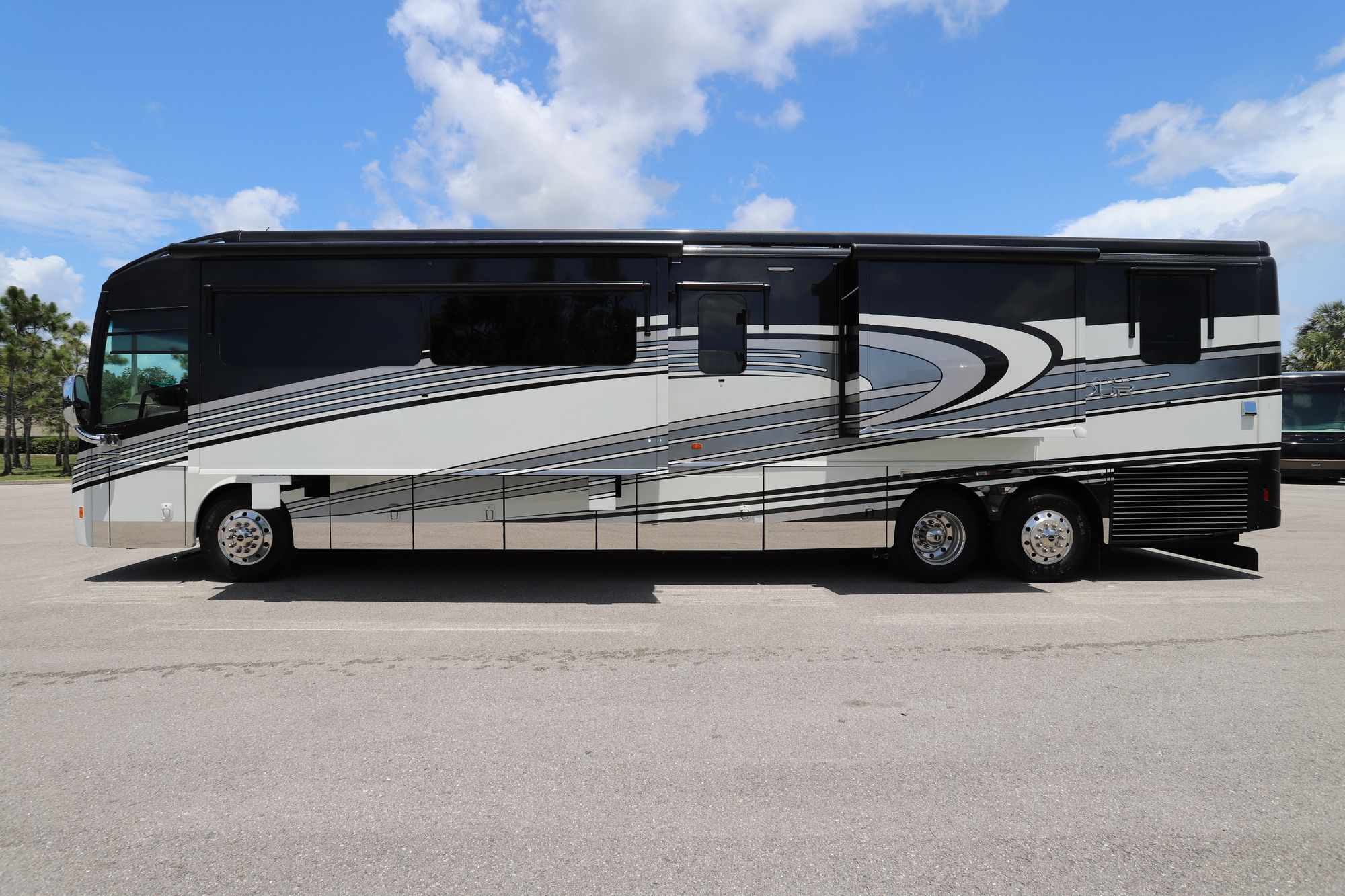 Used 2017 Winnebago Grand Tour 42RL Class A  For Sale