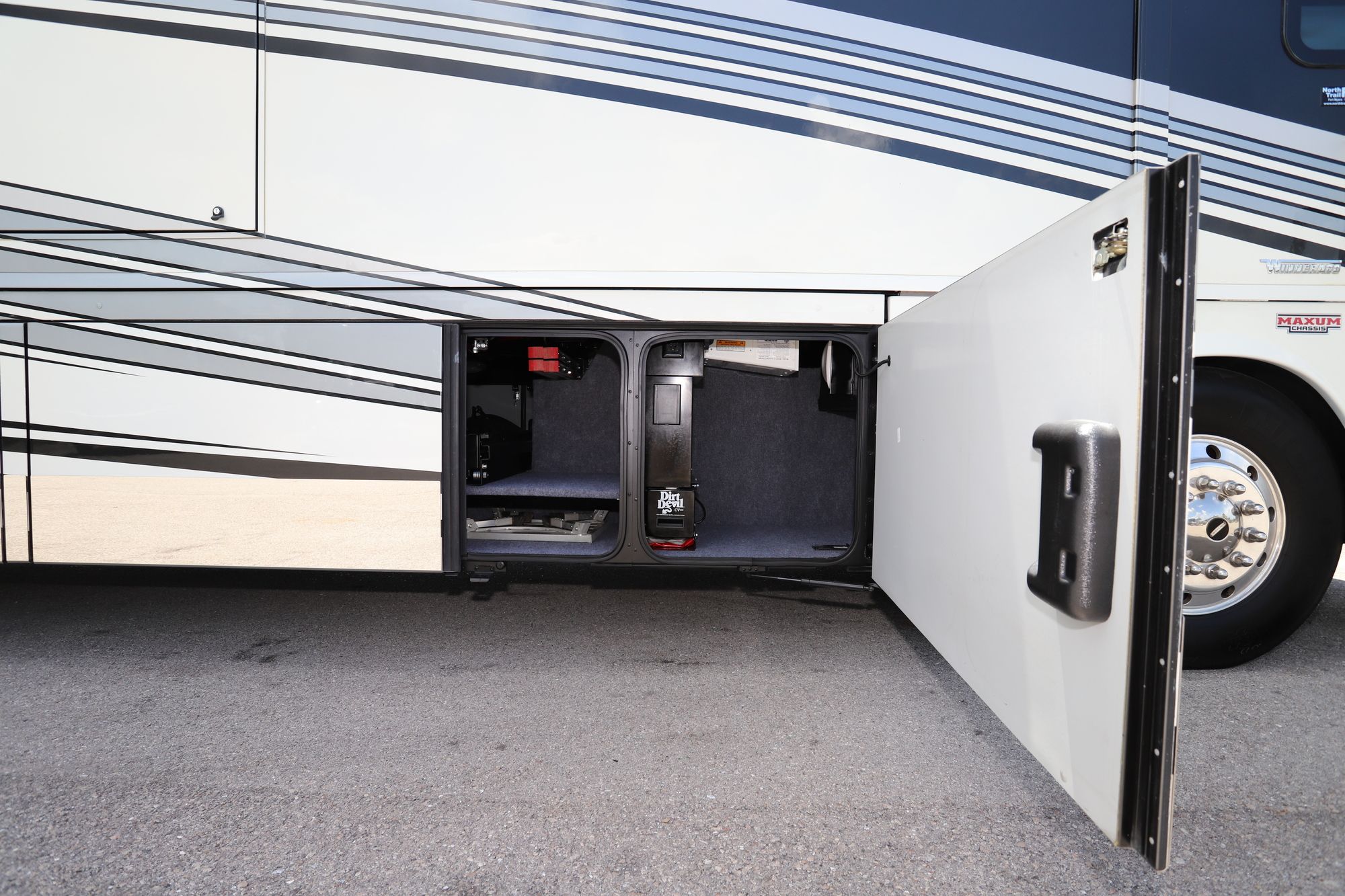 Used 2017 Winnebago Grand Tour 42RL Class A  For Sale