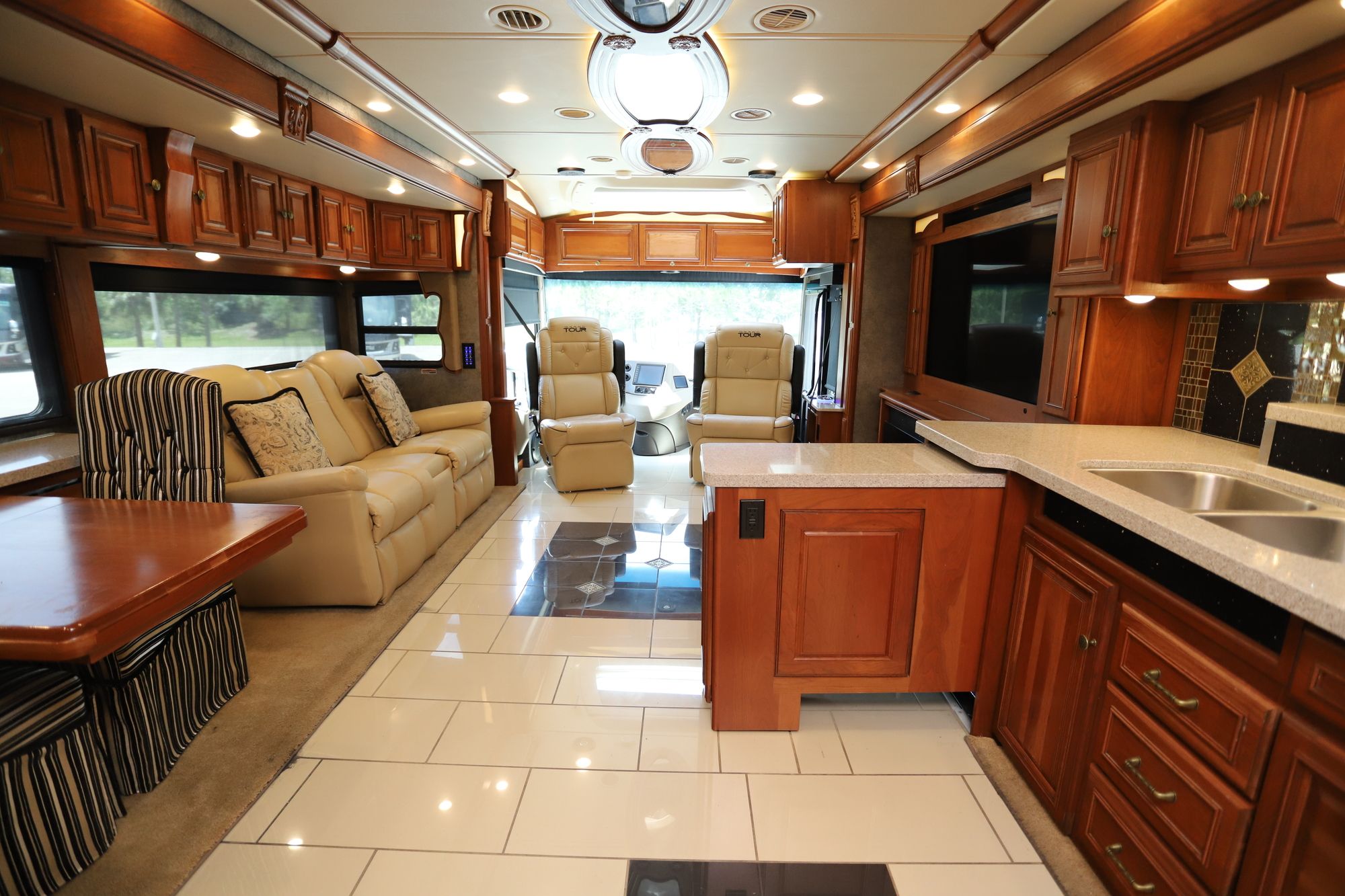 Used 2017 Winnebago Grand Tour 42RL Class A  For Sale