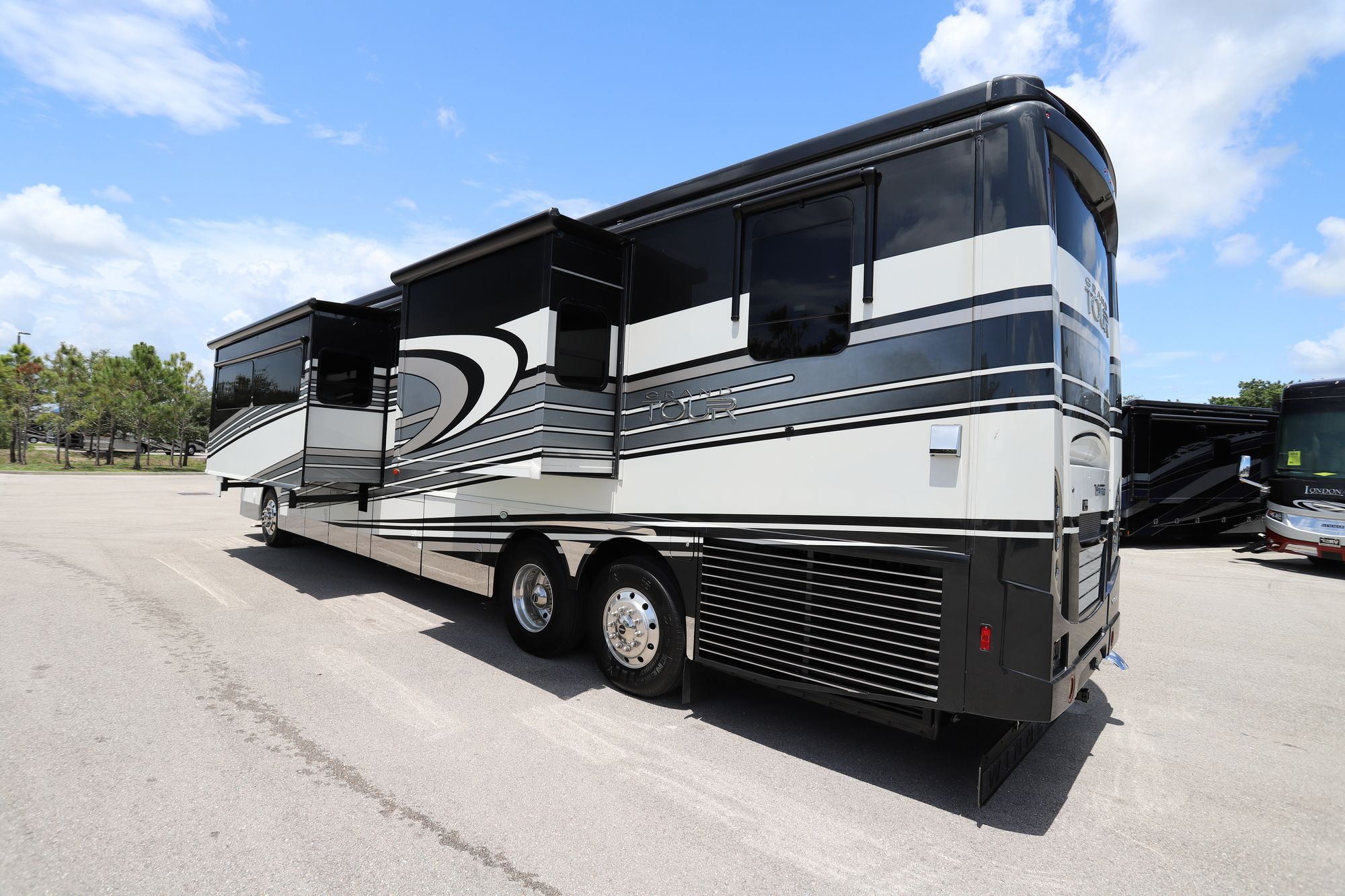 Used 2017 Winnebago Grand Tour 42RL Class A  For Sale