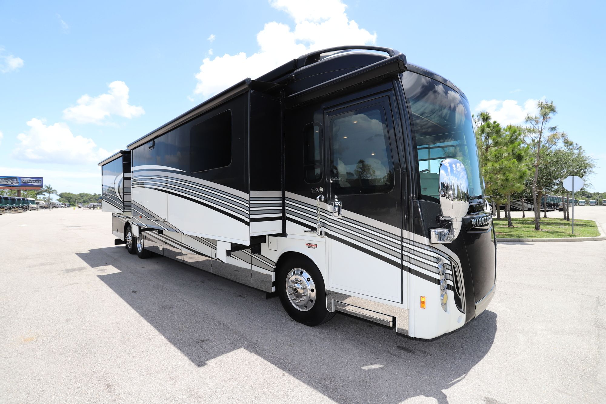 Used 2017 Winnebago Grand Tour 42RL Class A  For Sale