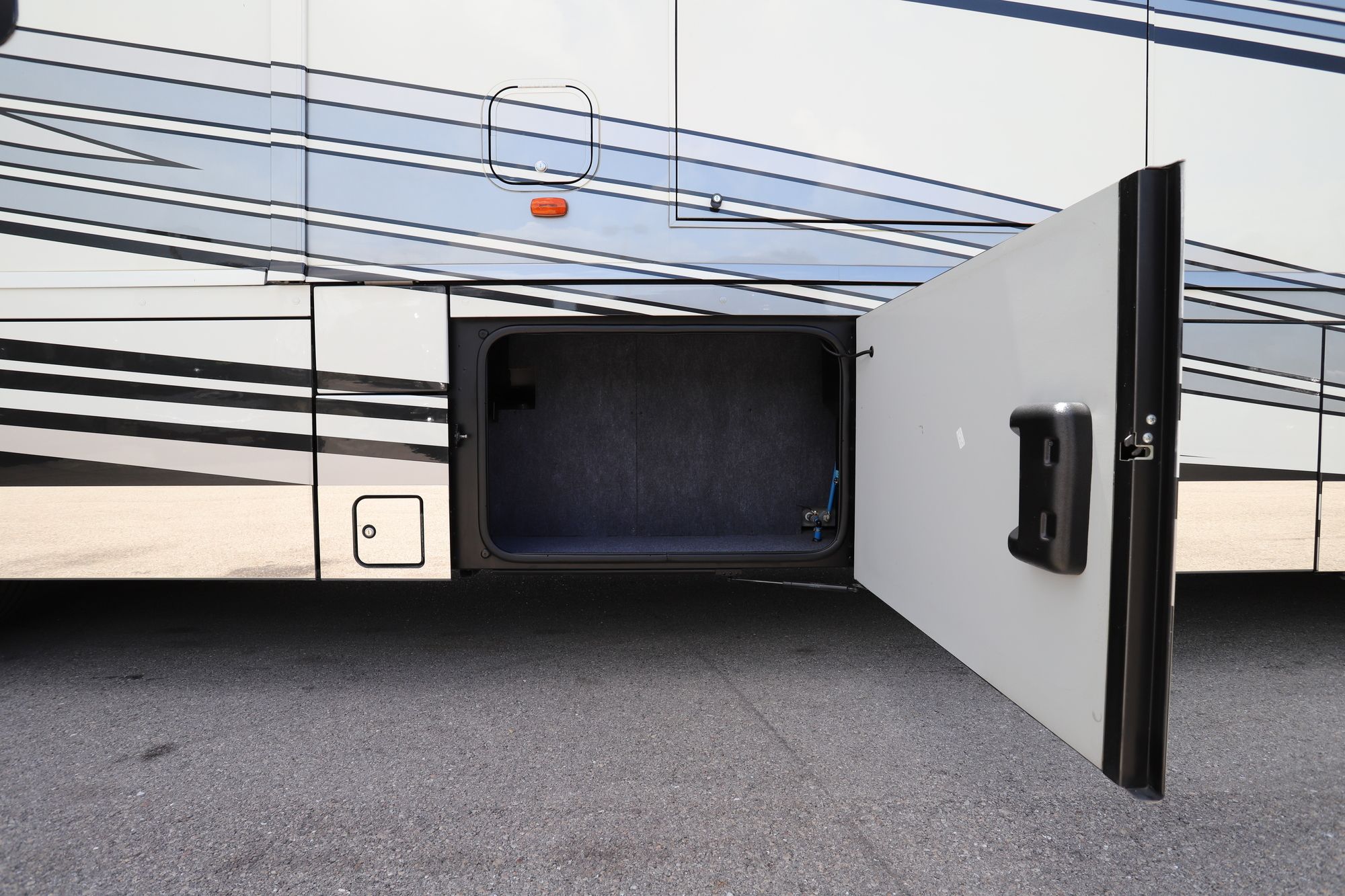 Used 2017 Winnebago Grand Tour 42RL Class A  For Sale