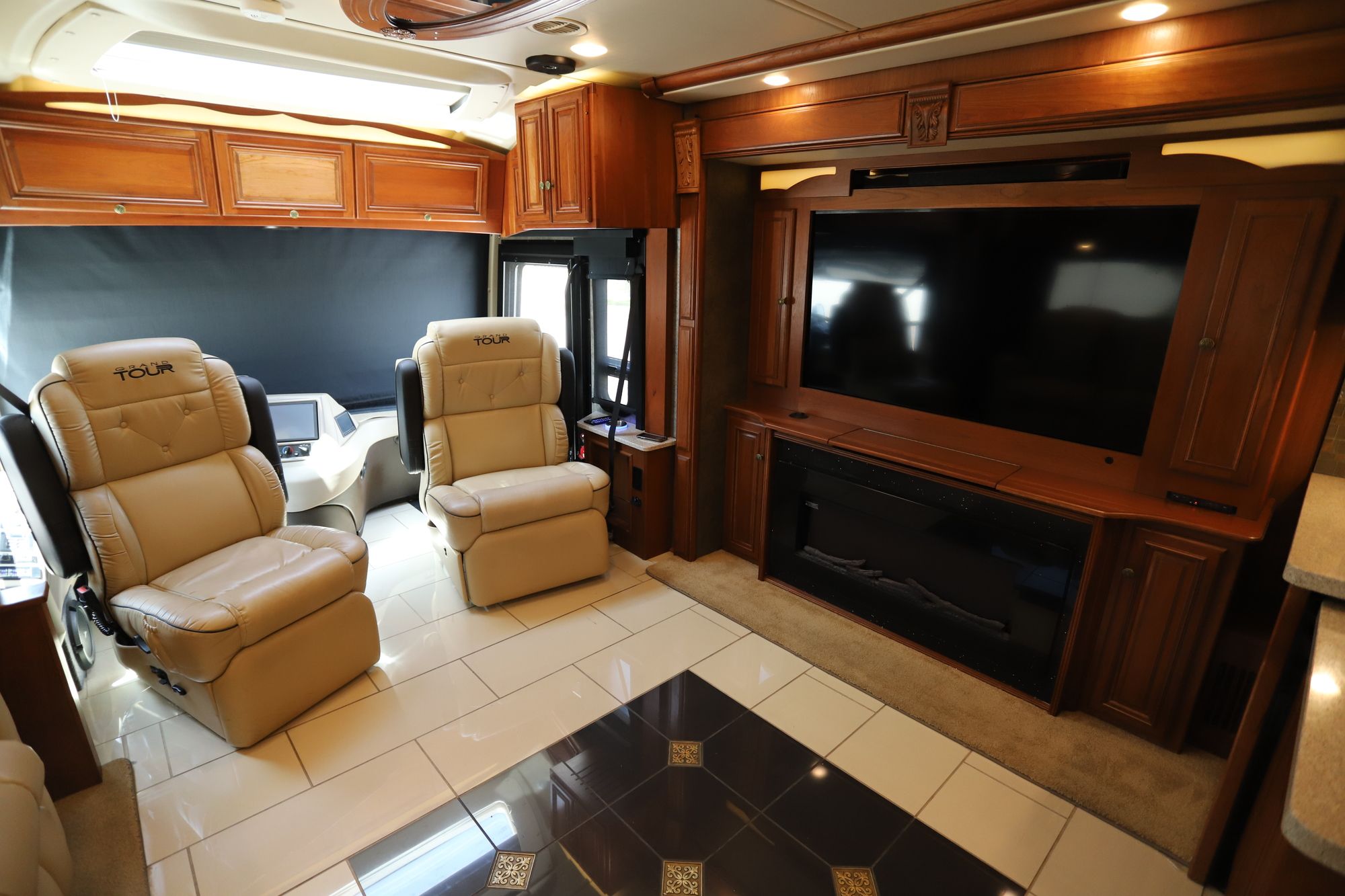 Used 2017 Winnebago Grand Tour 42RL Class A  For Sale